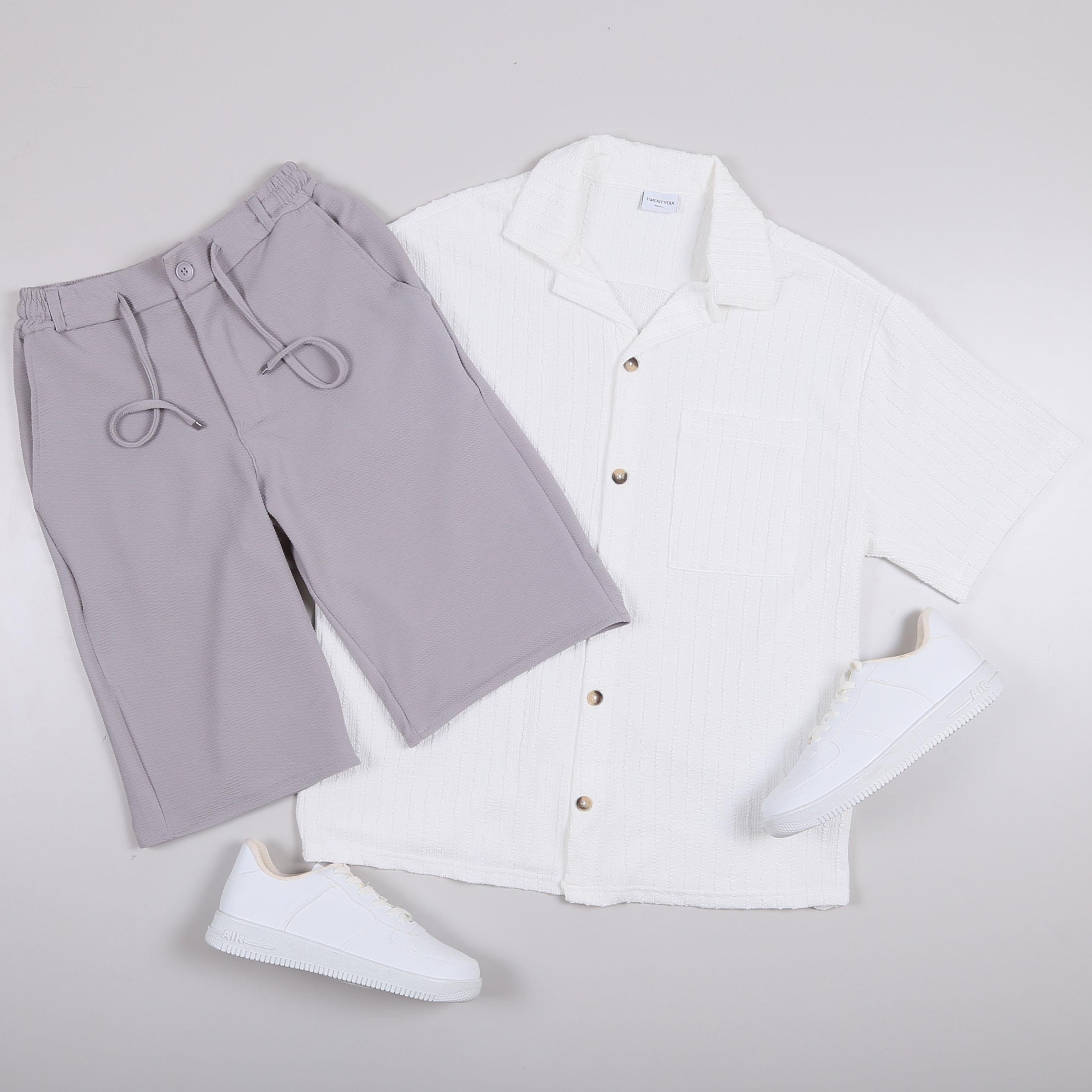 Beyaz Gömlek Gri Şort Ayakkabı Kombin