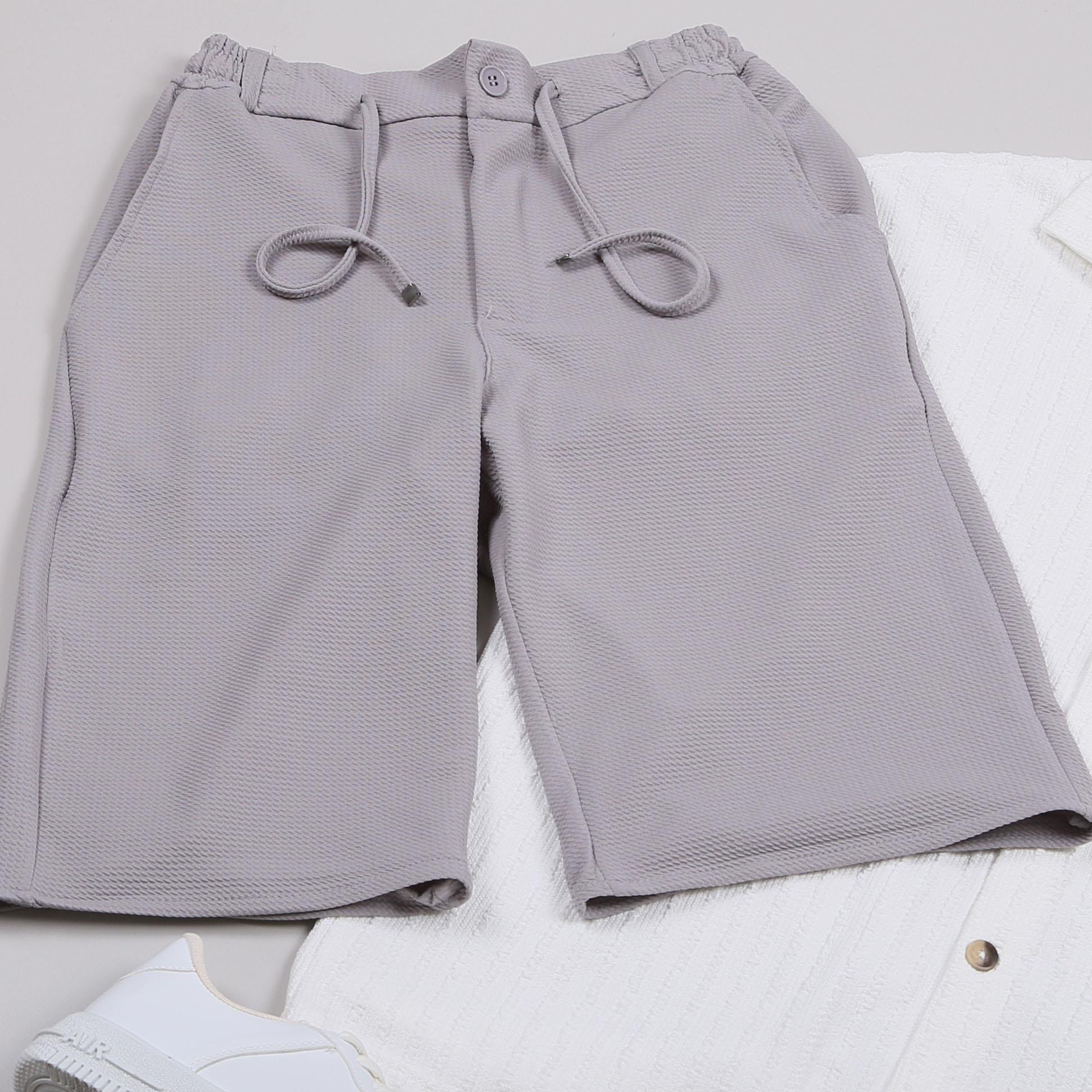 Beyaz Gömlek Gri Şort Ayakkabı Kombin