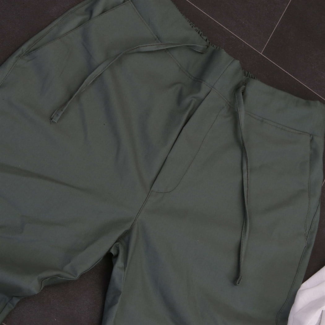 Beyaz Gömlek Haki Jogger Pantolon Spor Ayakkabı Kombini 