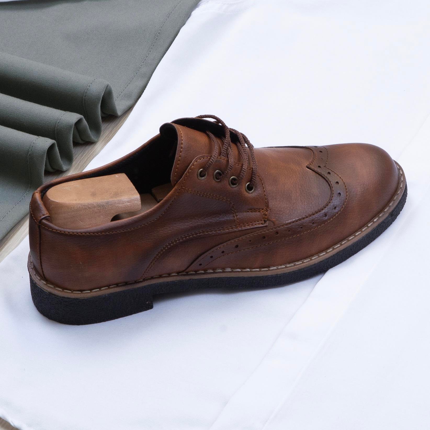 Beyaz Gömlek Haki Pantolon Ayakkabı Kombin