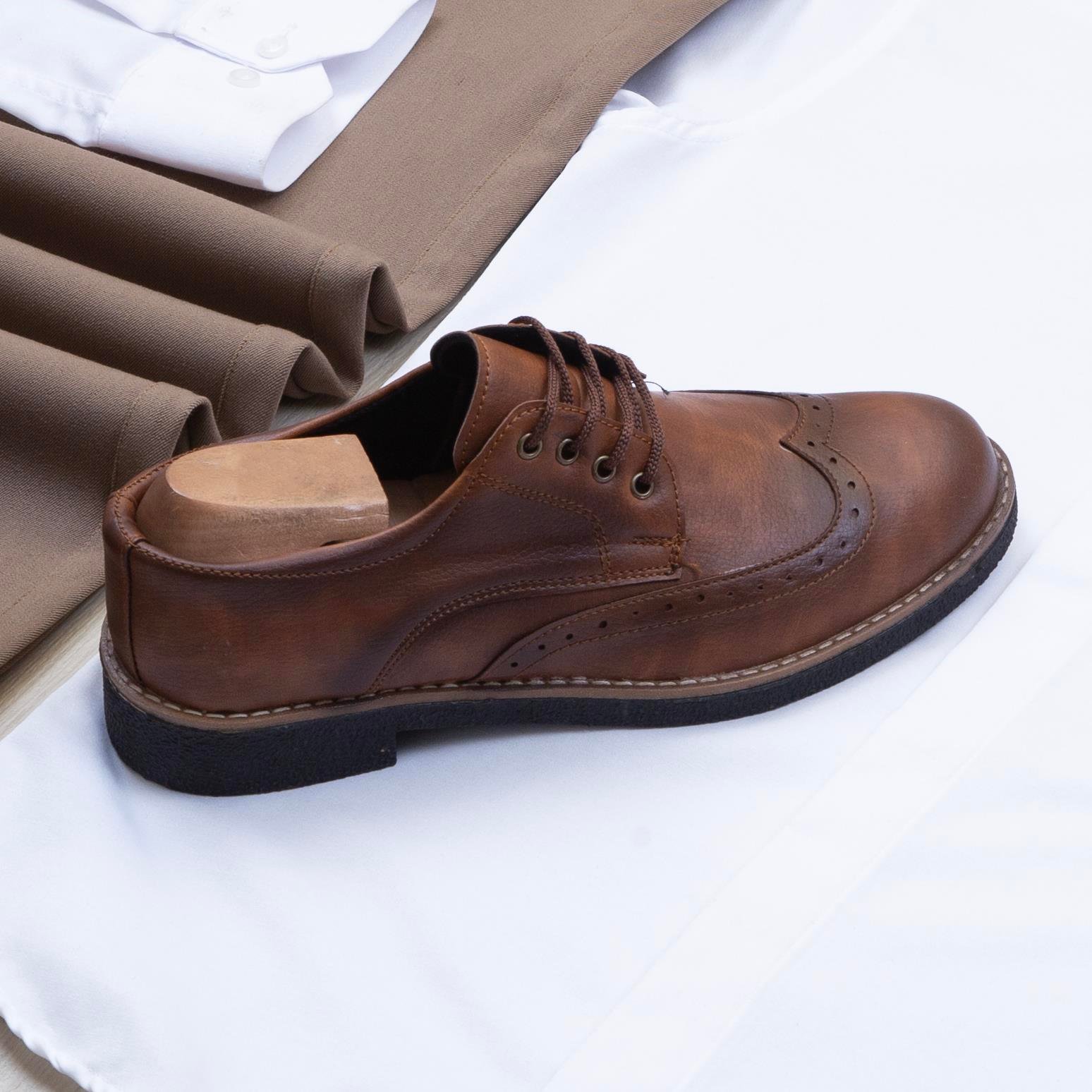 Beyaz Gömlek Kahve Pantolon Ayakkabı Kombin