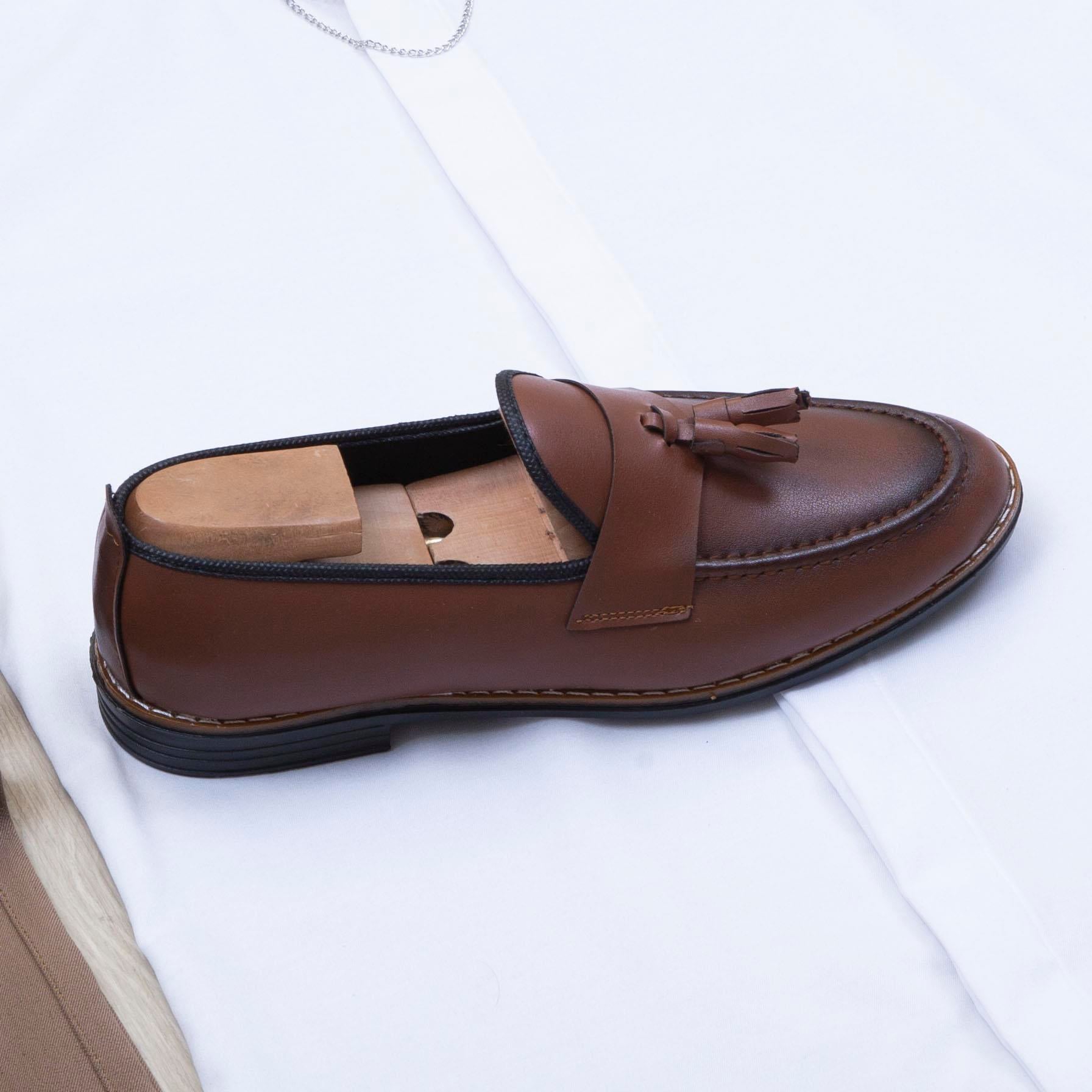 Beyaz Gömlek Kahve Pantolon Ayakkabı Kombin