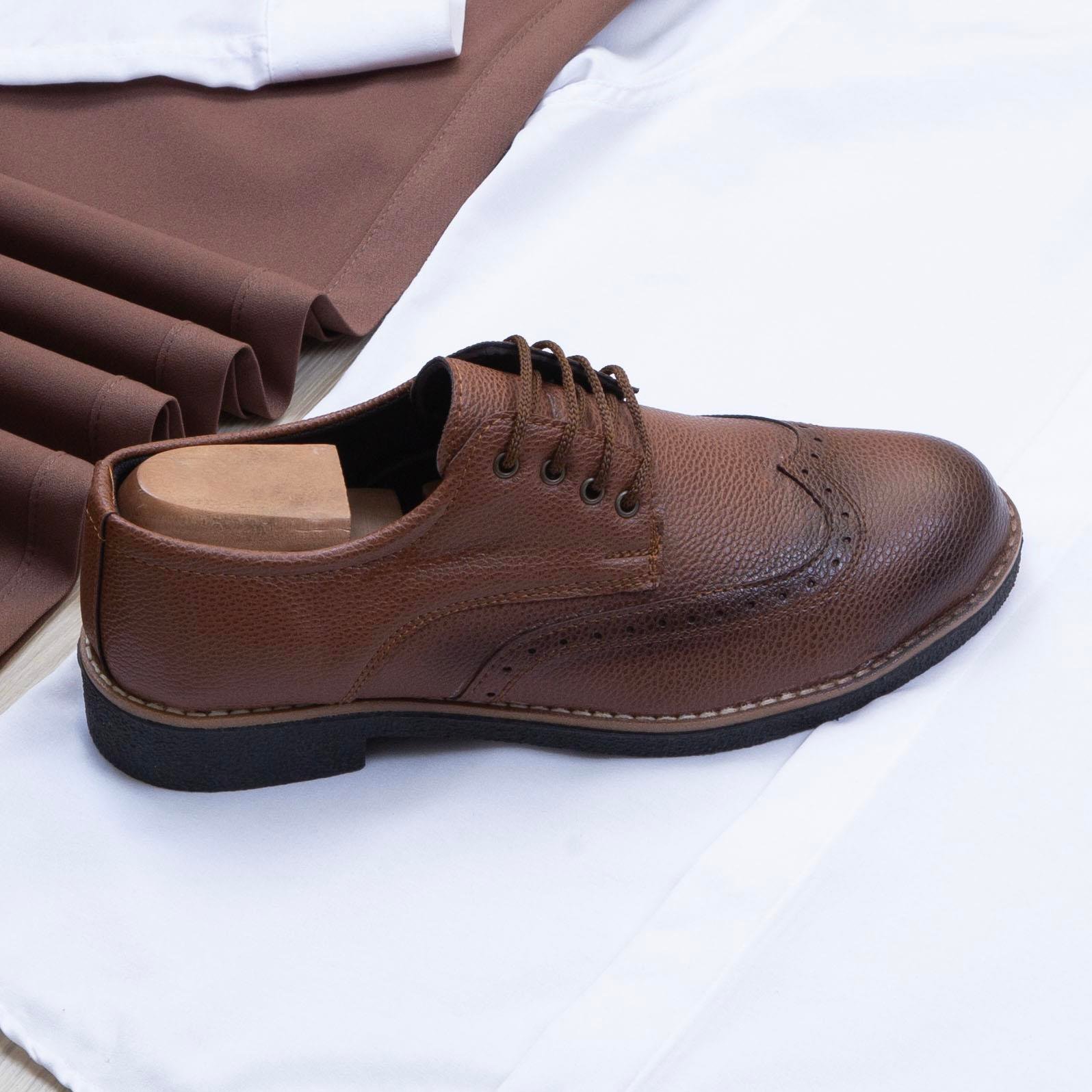 Beyaz Gömlek Kahve Pantolon Ayakkabı Kombin