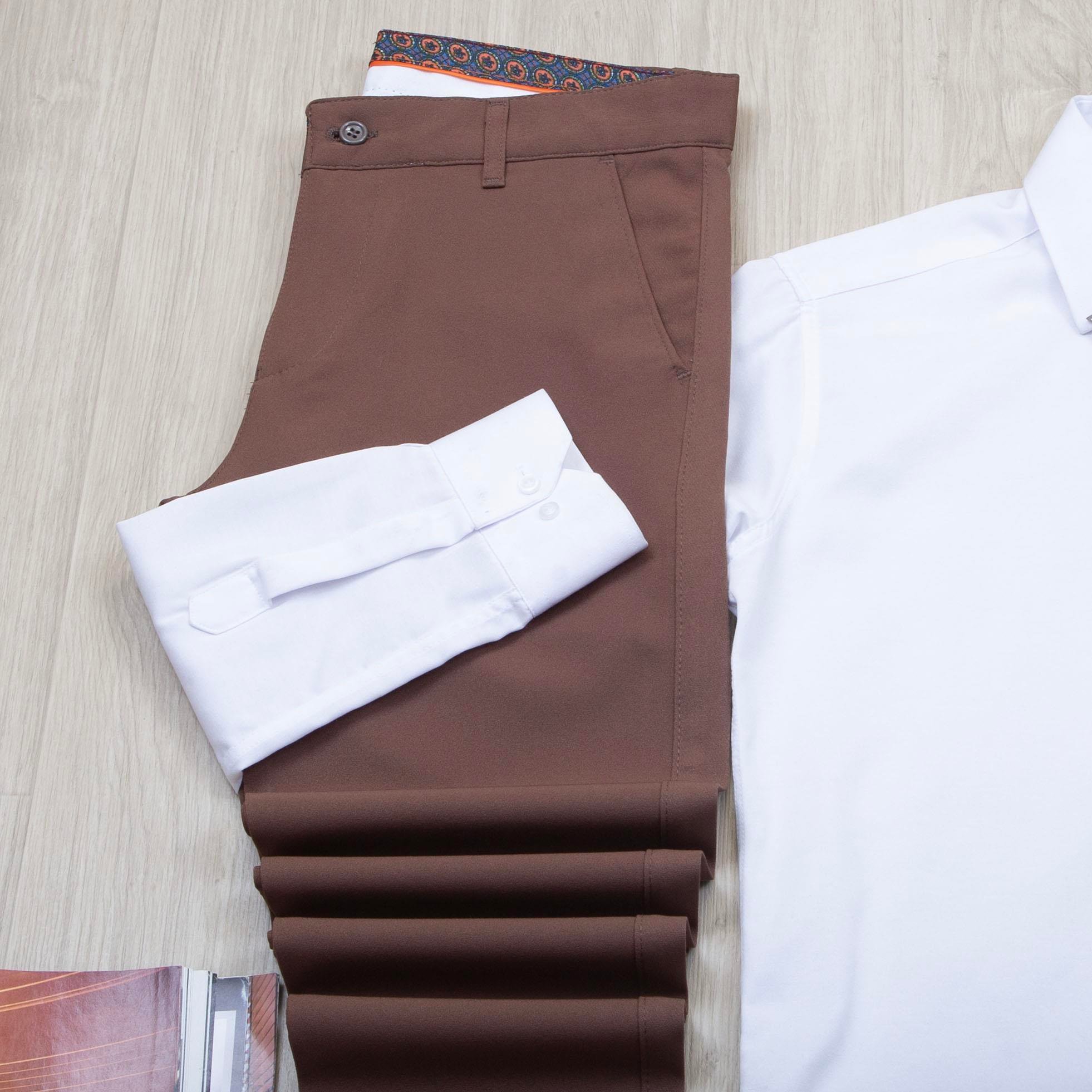 Beyaz Gömlek Kahve Pantolon Kombin