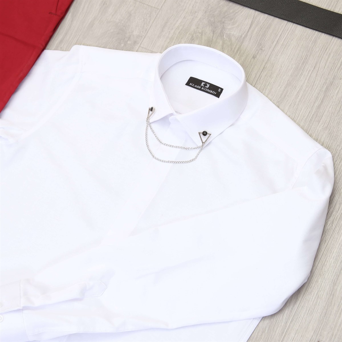 Beyaz Gömlek Kırmızı Pantolon Kemer Kombini