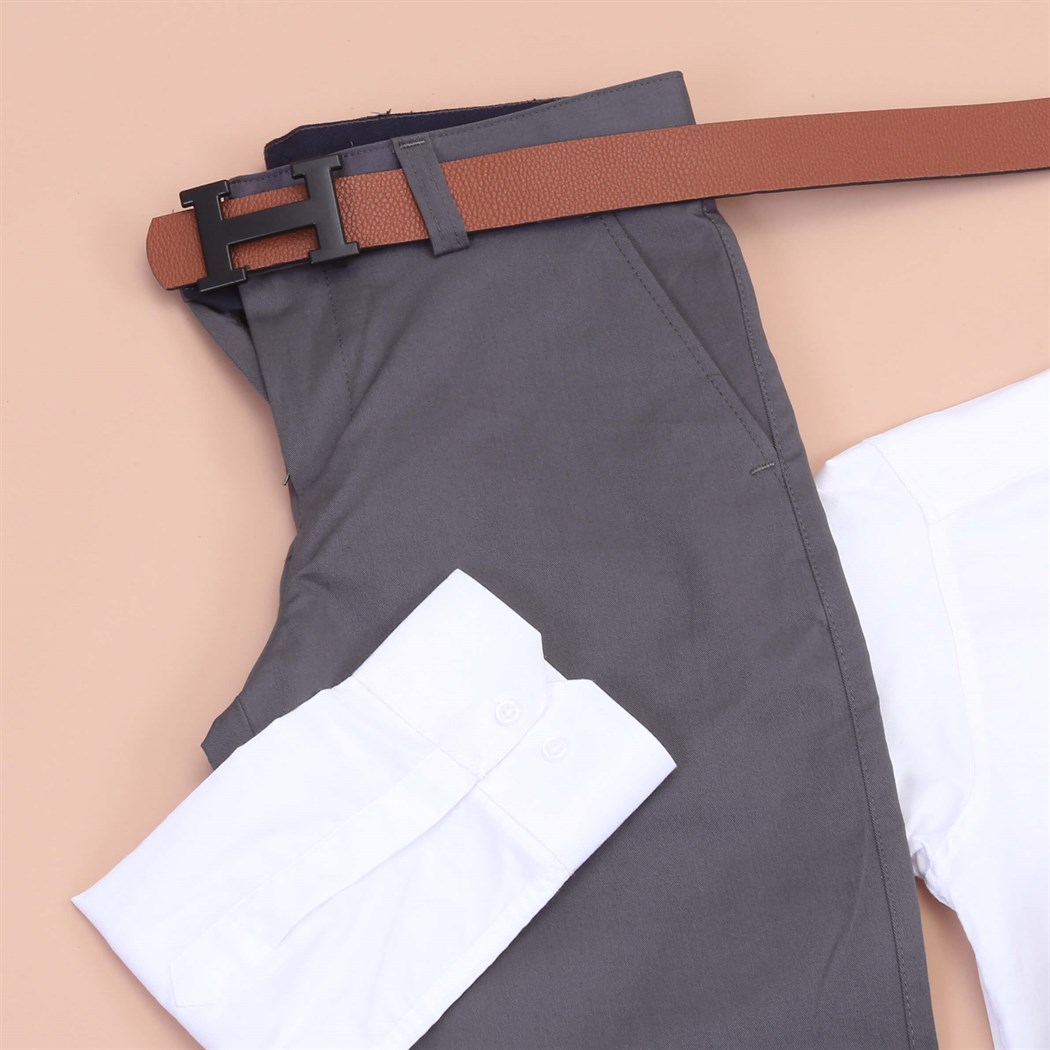 Beyaz Gömlek Koyu Gri Pantolon Ayakkabı kombini