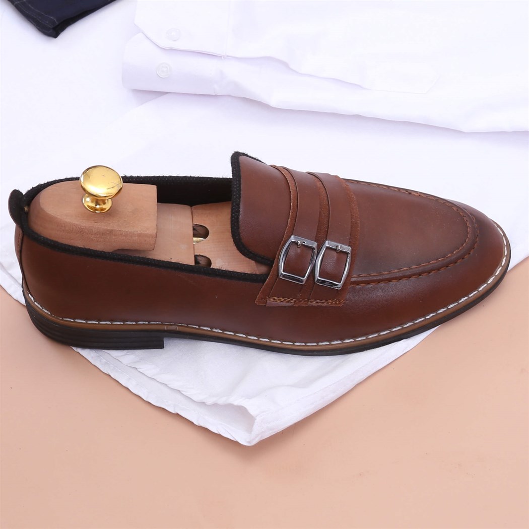 Beyaz Gömlek Koyu Gri Pantolon Ayakkabı kombini