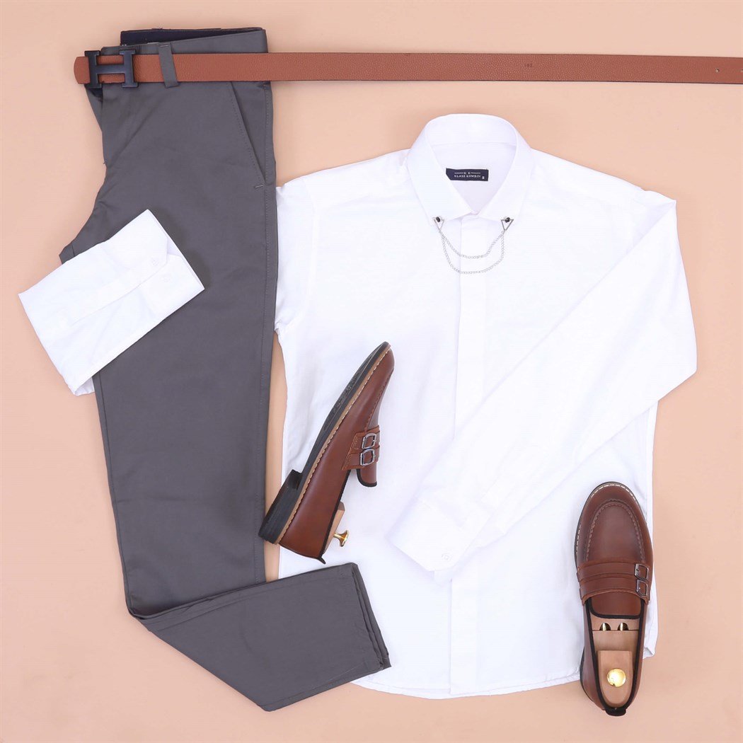 Beyaz Gömlek Koyu Gri Pantolon Ayakkabı kombini