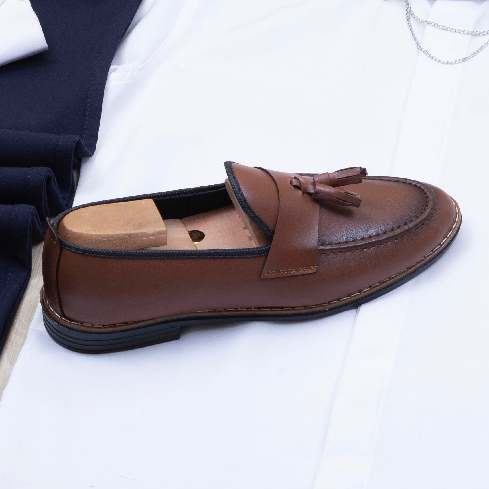 Beyaz Gömlek Lacivert Pantolon Ayakkabı Kombin