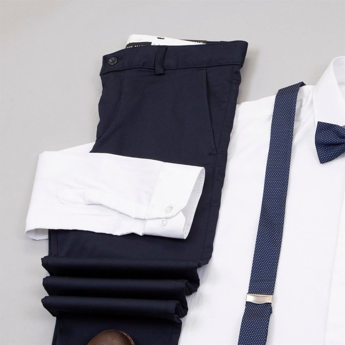 Beyaz Gömlek Lacivert Pantolon Papyon Askı Ayakkabı Kombin