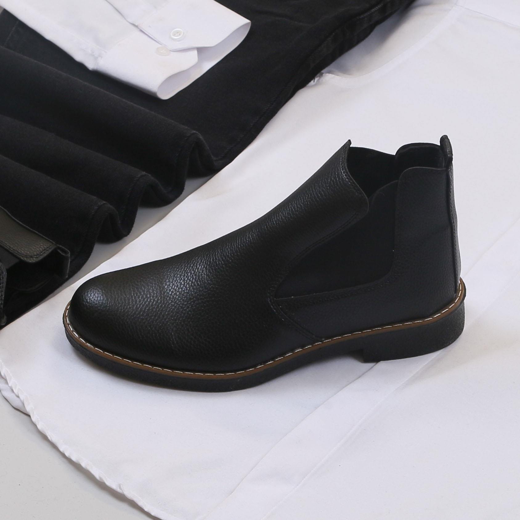 Beyaz Gömlek Pantolon Bot Kombin