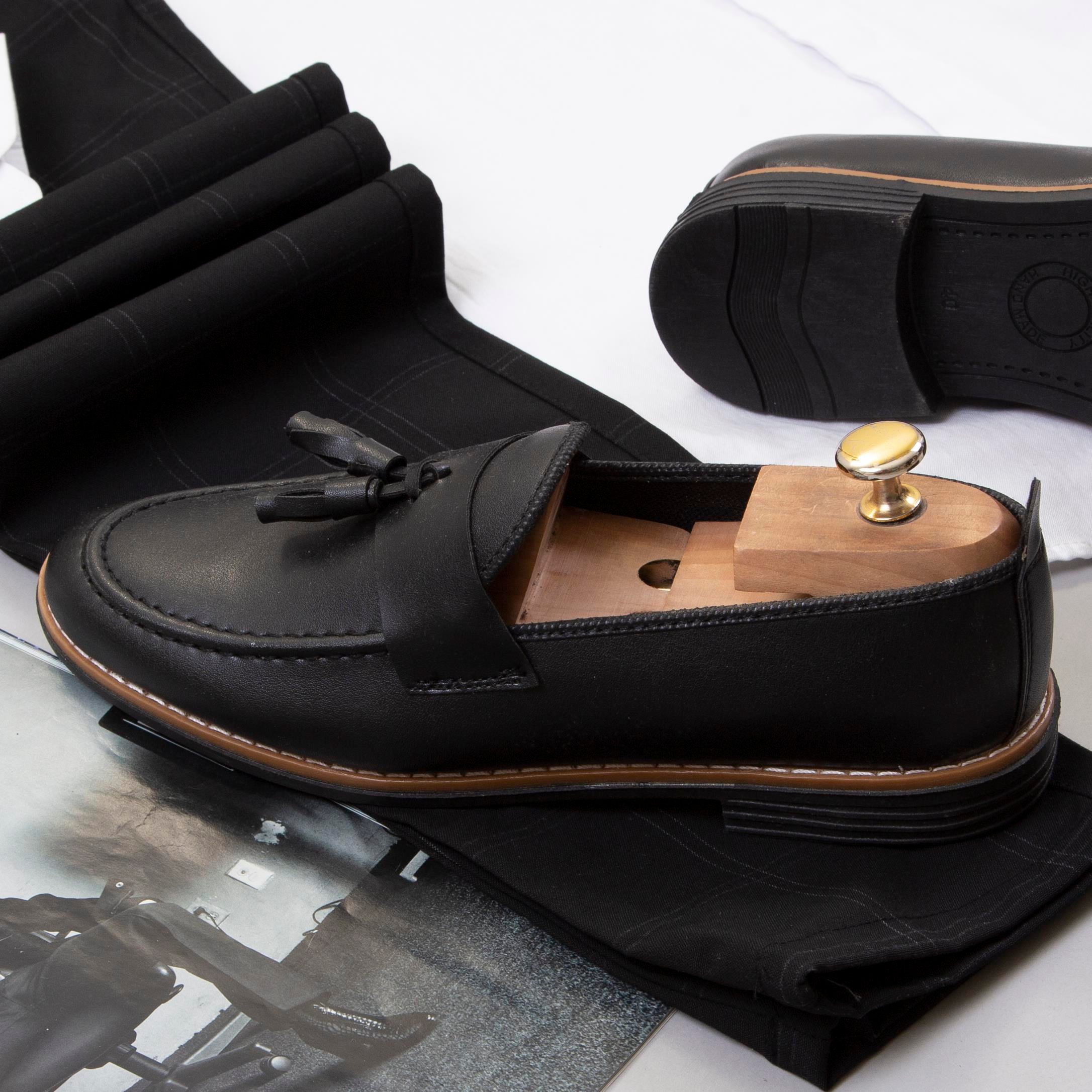 Beyaz Gömlek Siyah Ekose Pantolon Ayakkabı Kombin