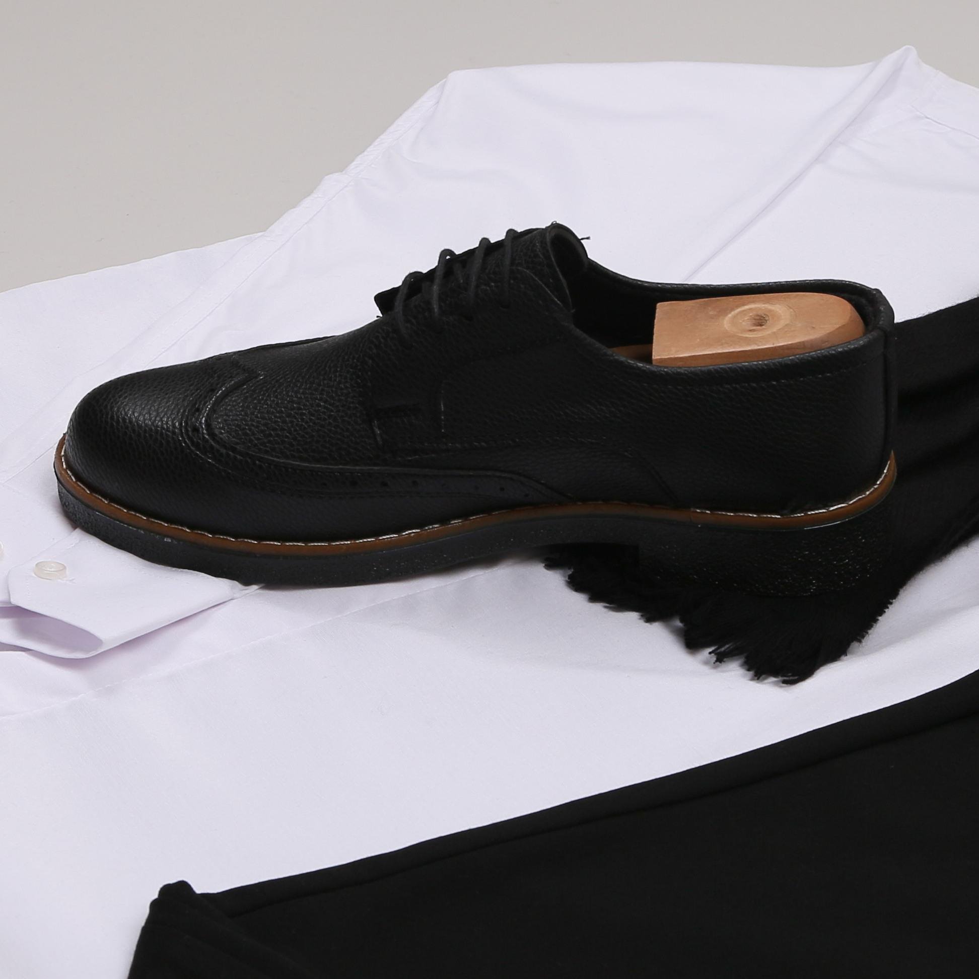 Beyaz gömlek Siyah Kumaş Pantolon Atkı Kombin