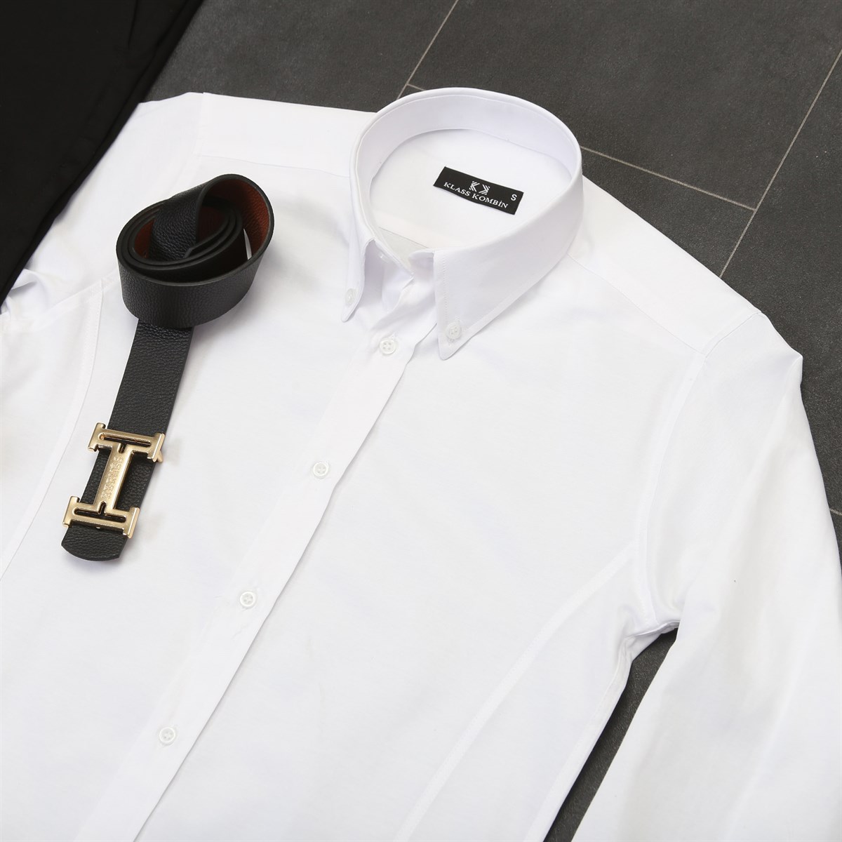 Beyaz Gömlek Siyah Pantolon Beyaz Ayakkabı Kombini