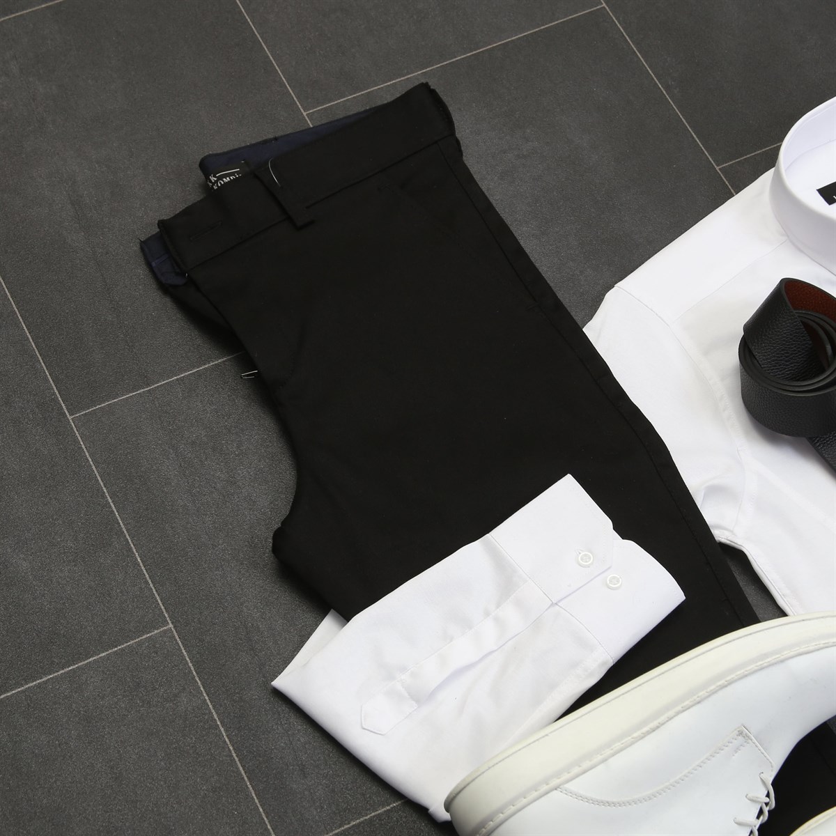 Beyaz Gömlek Siyah Pantolon Beyaz Ayakkabı Kombini