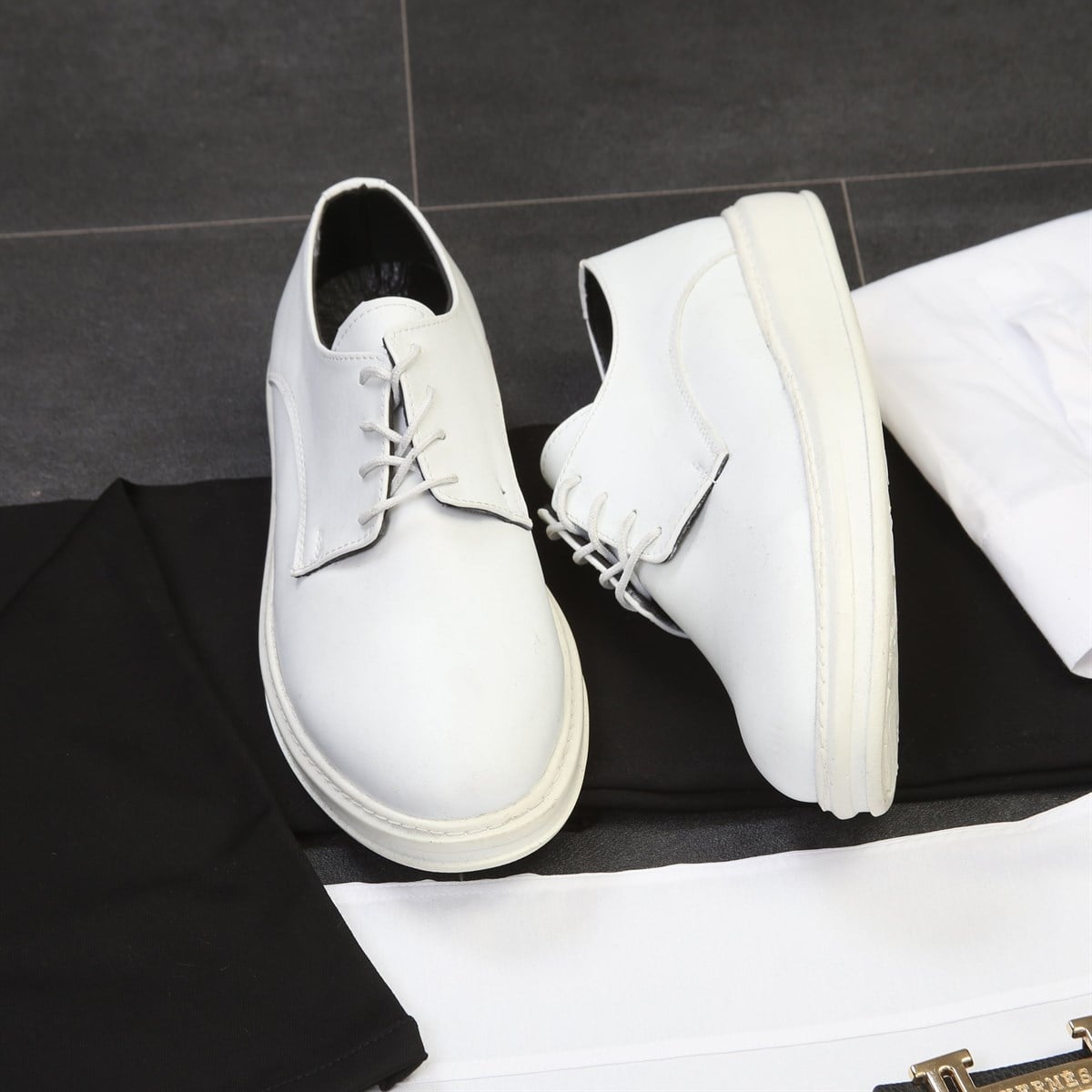 Beyaz Gömlek Siyah Pantolon Beyaz Ayakkabı Kombini