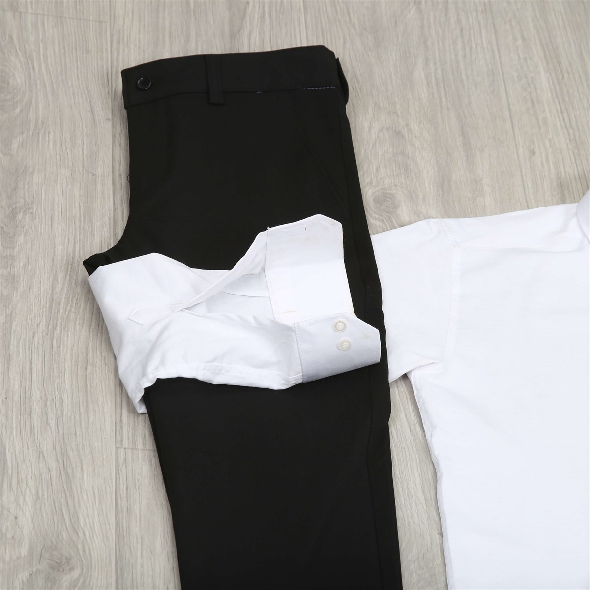 Beyaz Gömlek Siyah Pantolon Kombini