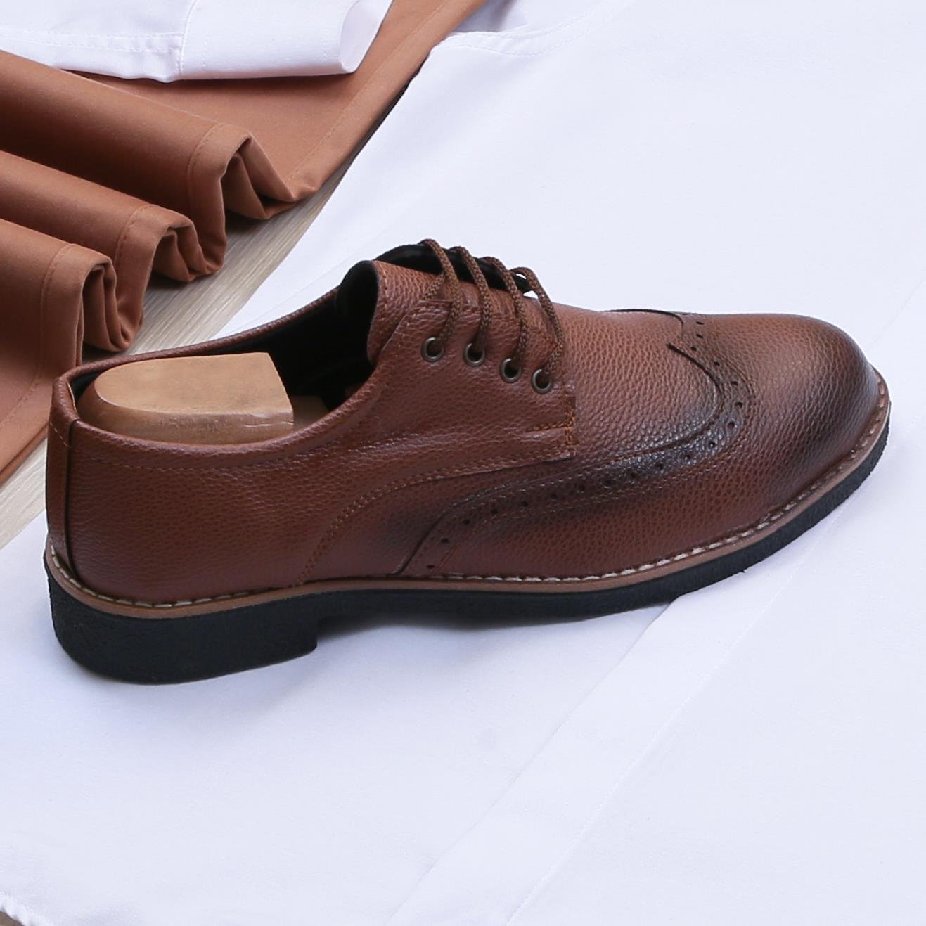 Beyaz Gömlek Taba Pantolon Ayakkabı Kombin