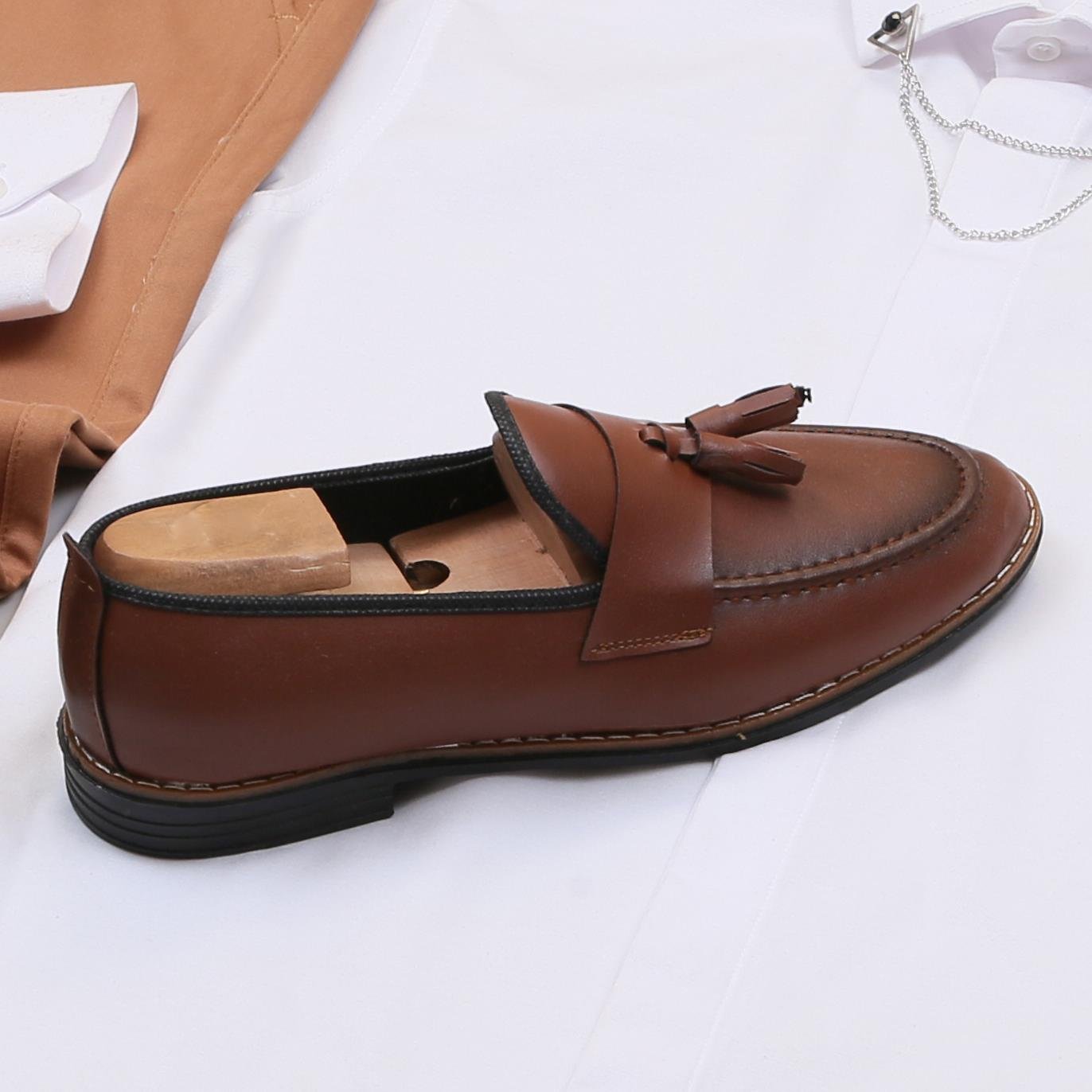 Beyaz Gömlek Taba Pantolon Ayakkabı Kombin