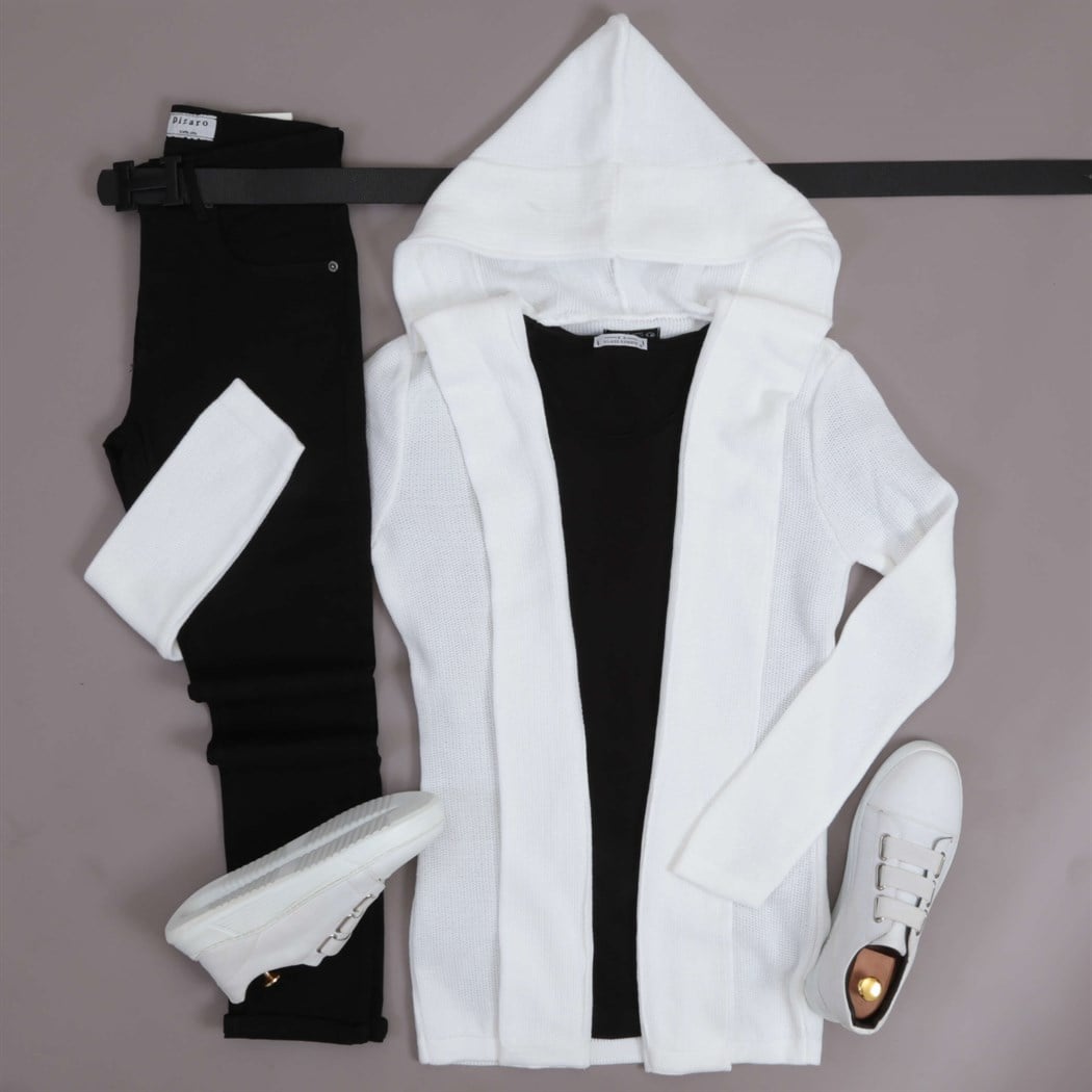 Beyaz Kapşonlu Hırka Pantolon Kombini