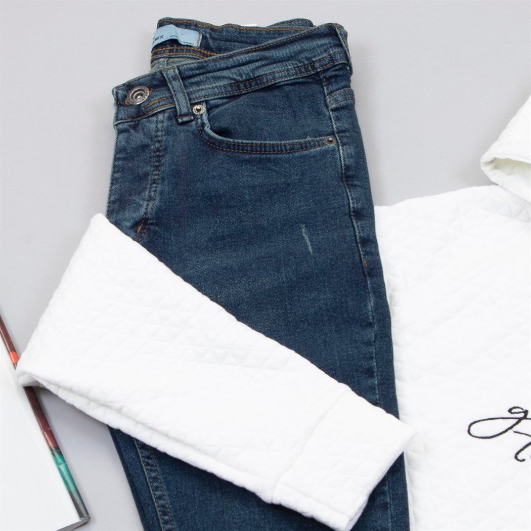 Beyaz Kapşonlu Sweat Pantolon Ayakkabı Kombin