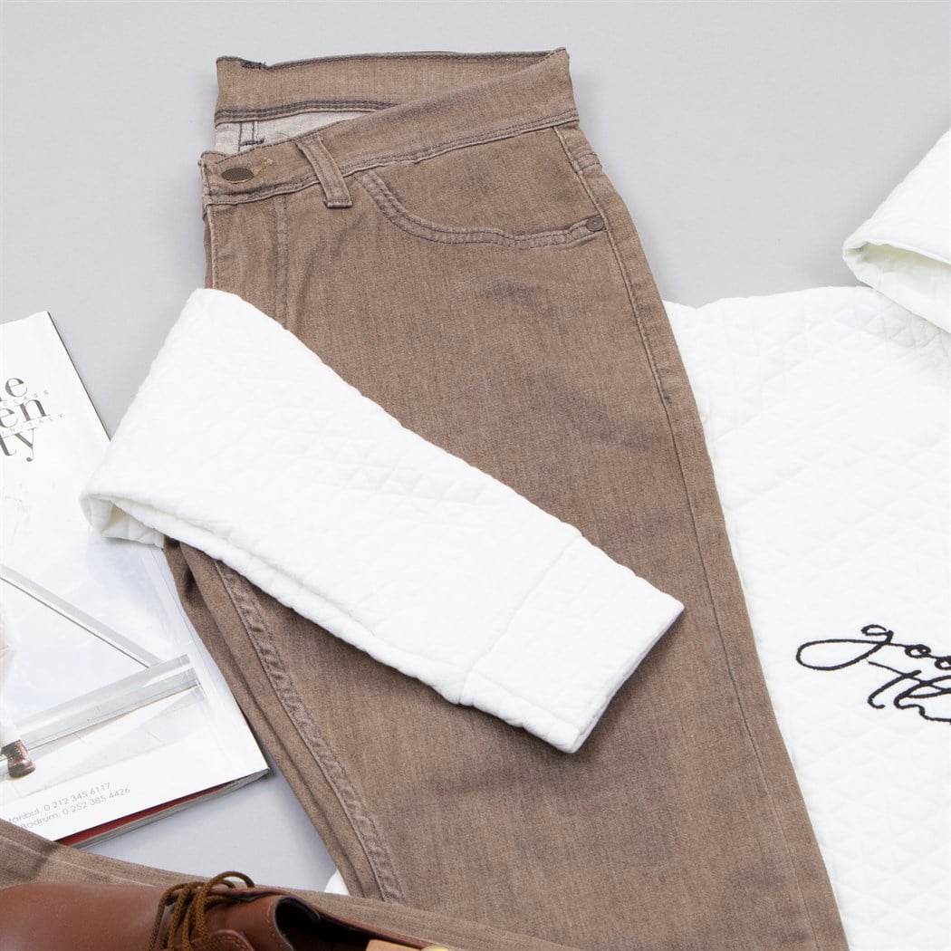 Beyaz Kapşonlu Sweat Pantolon Ayakkabı Kombin