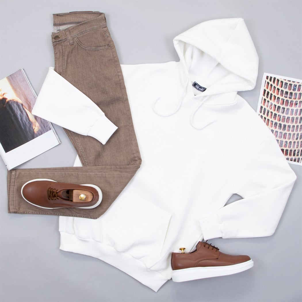 Beyaz Kapşonlu Sweat Pantolon Ayakkabı Kombin