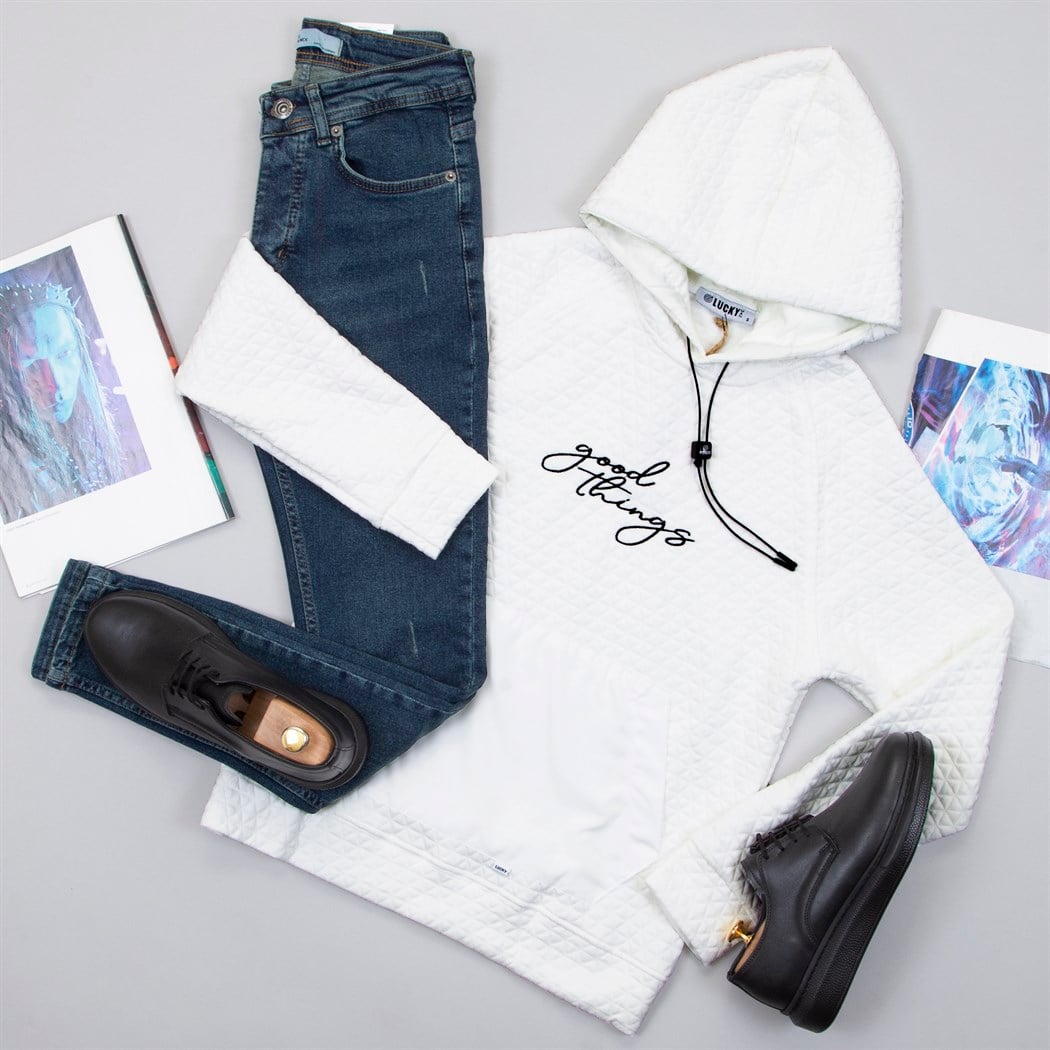 Beyaz Kapşonlu Sweat Pantolon Ayakkabı Kombin