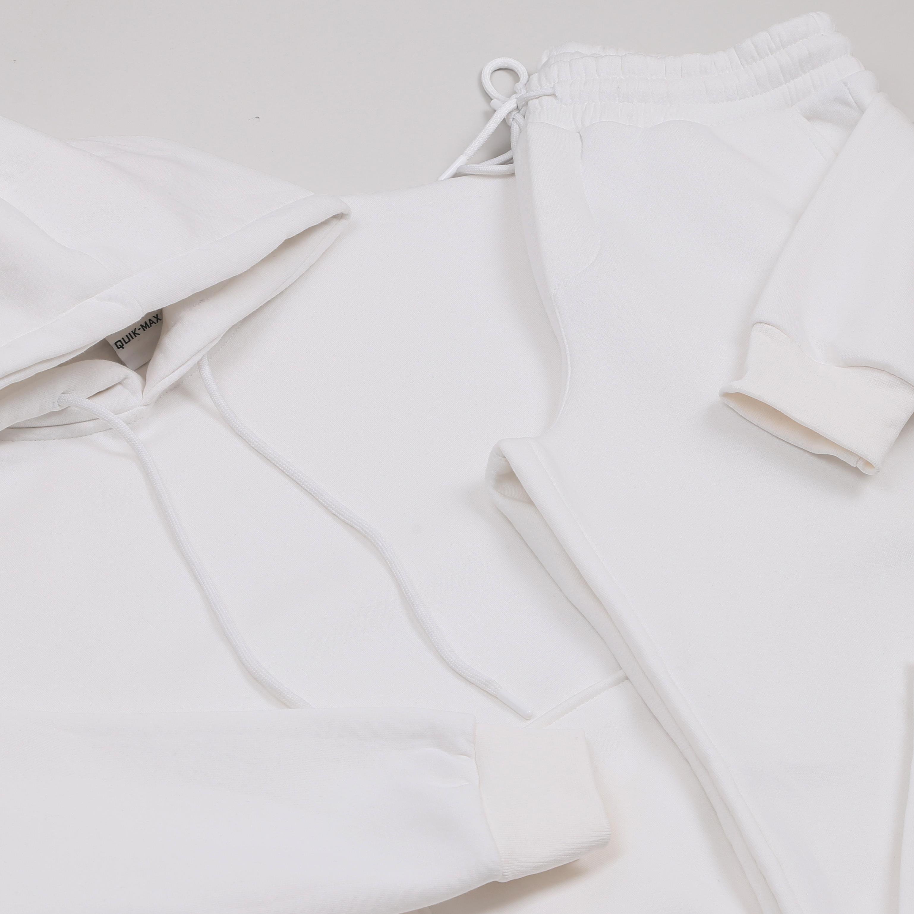 Beyaz Kapşonlu Sweatshirt Eşofman Altı Ayakkabı Kombini