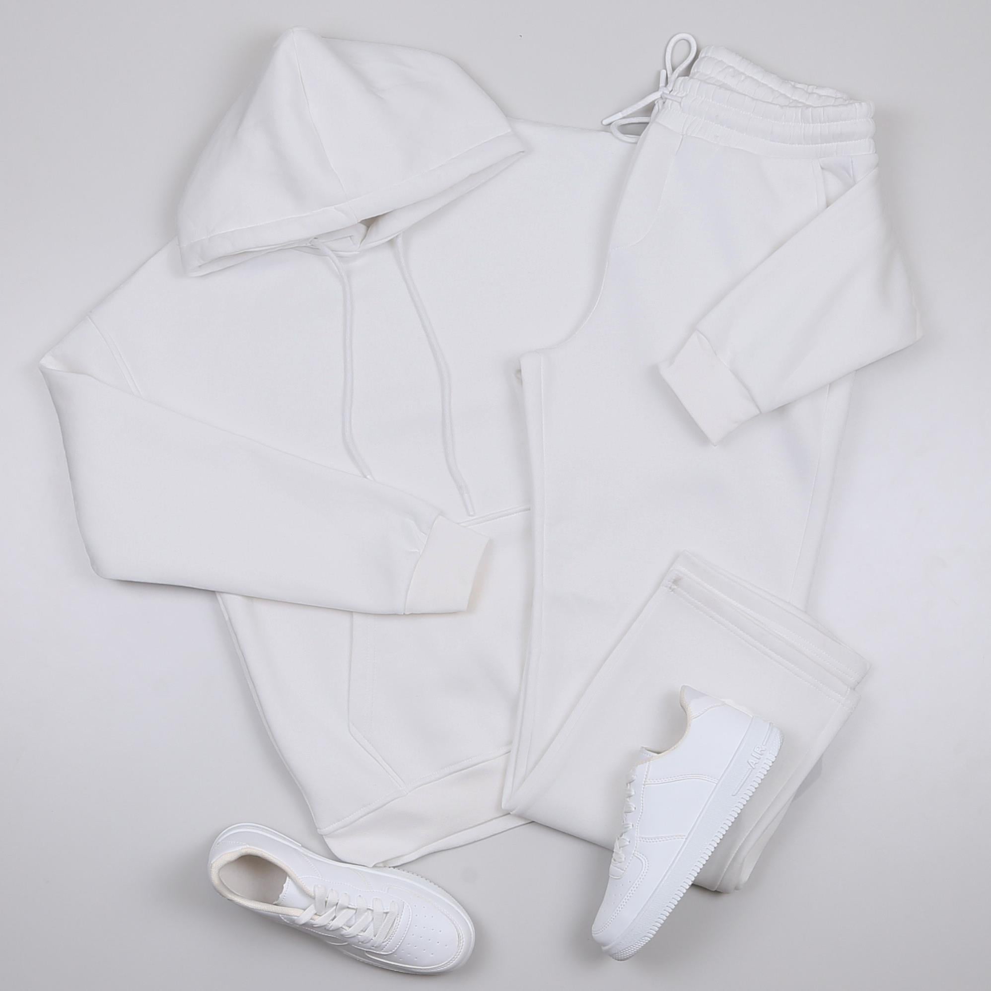 Beyaz Kapşonlu Sweatshirt Eşofman Altı Ayakkabı Kombini
