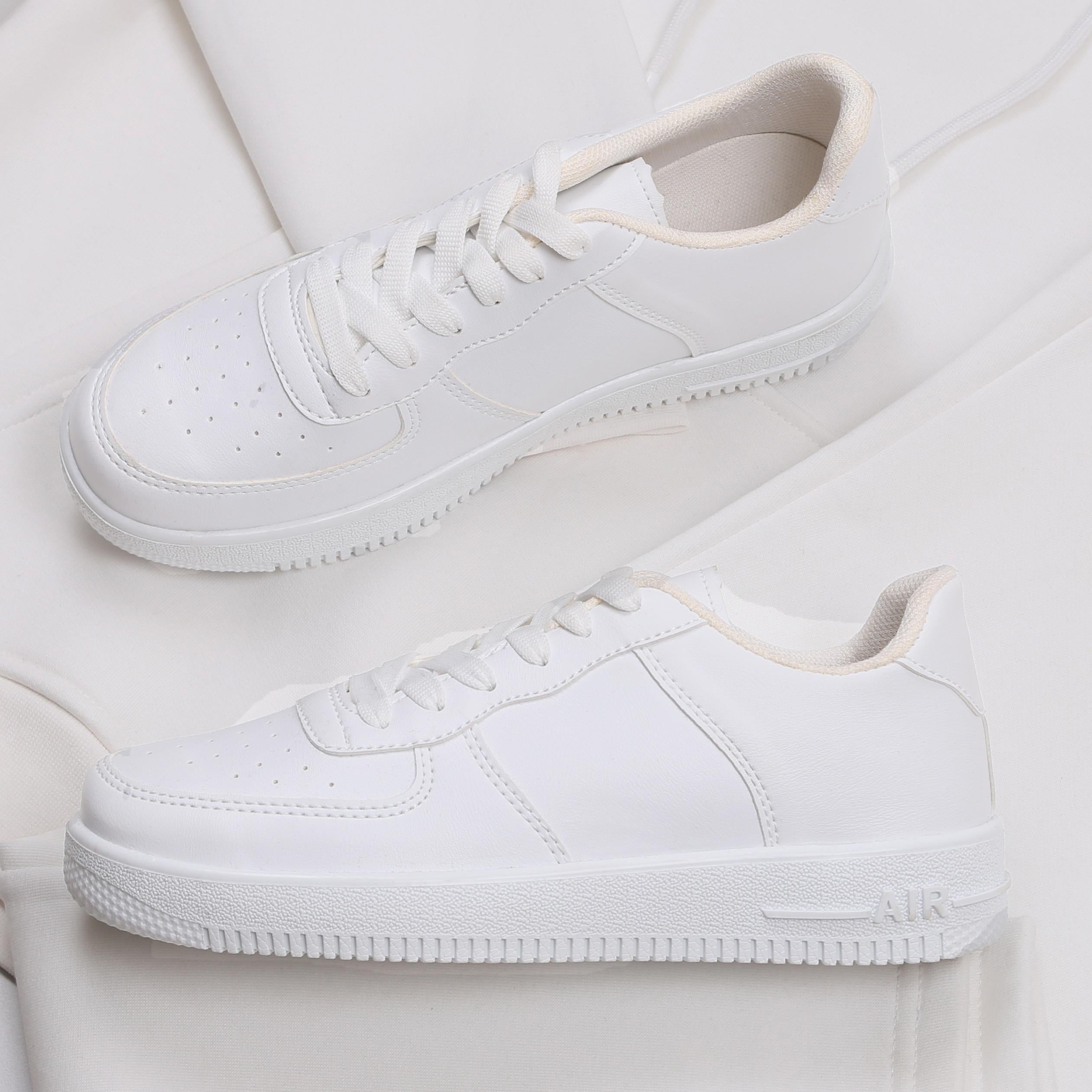 Beyaz Kapşonlu Sweatshirt Eşofman Altı Ayakkabı Kombini