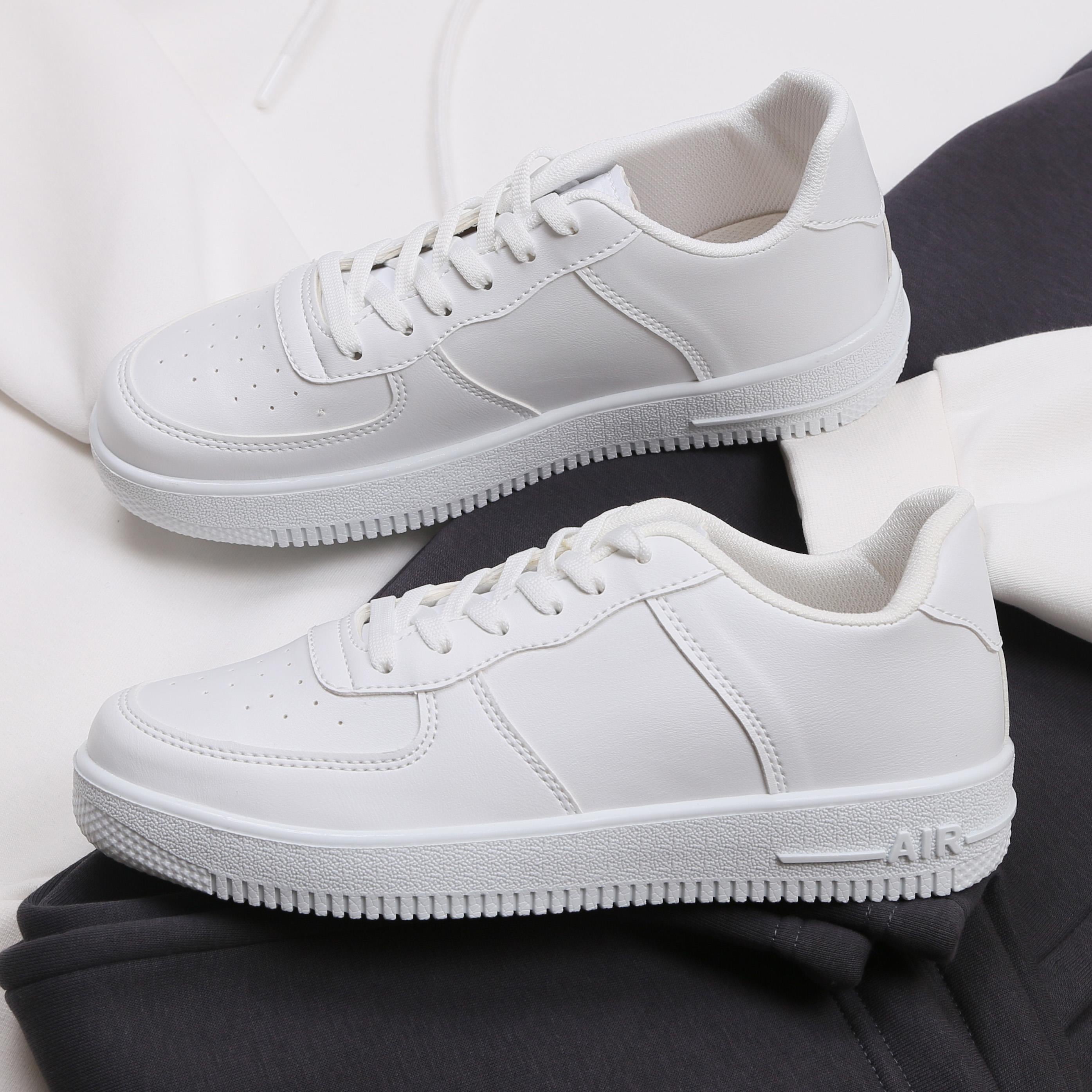 Beyaz Kapşonlu Sweatshirt Eşofman Altı Ayakkabı Kombini