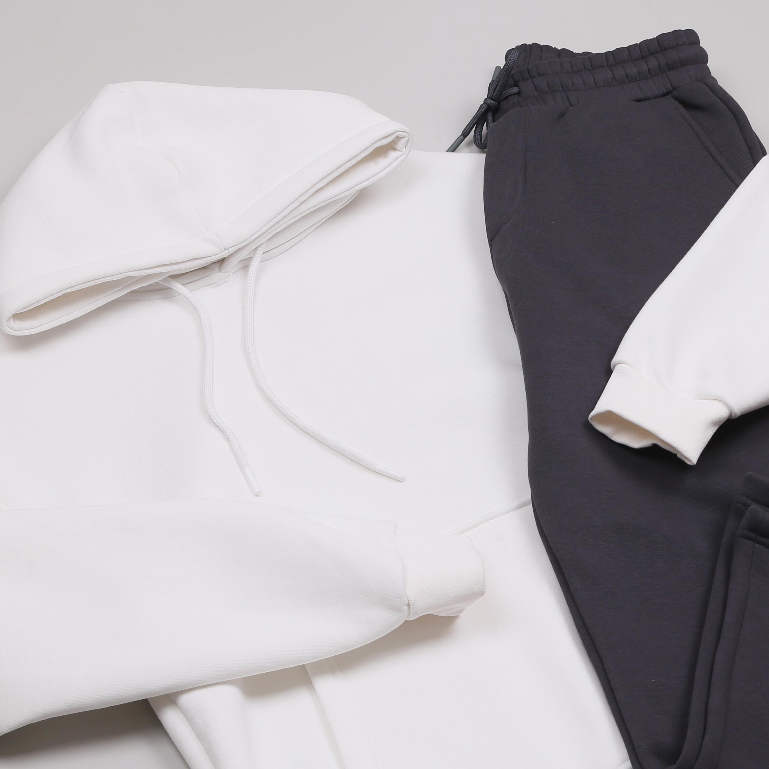 Beyaz Kapşonlu Sweatshirt Eşofman Altı Ayakkabı Kombini