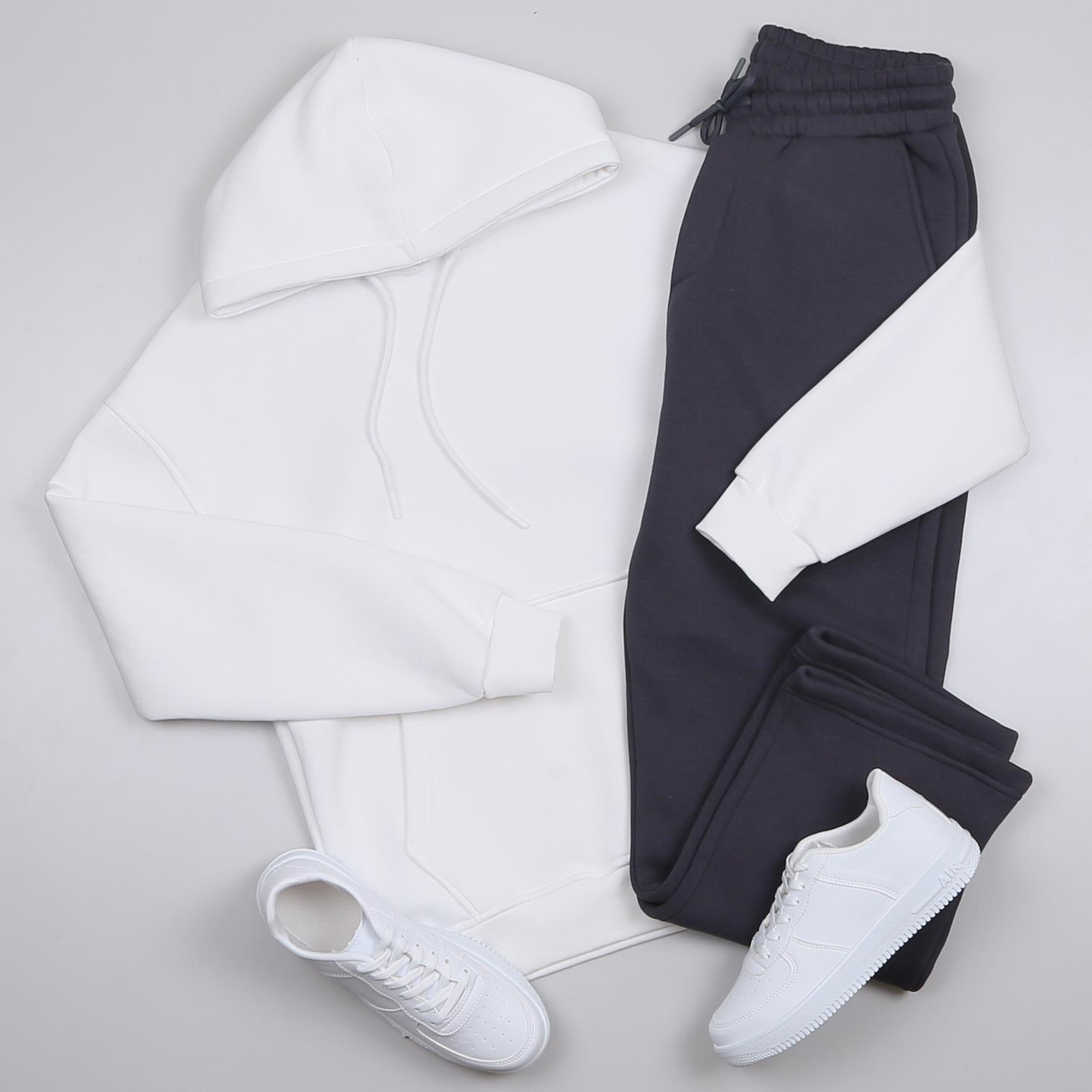 Beyaz Kapşonlu Sweatshirt Eşofman Altı Ayakkabı Kombini