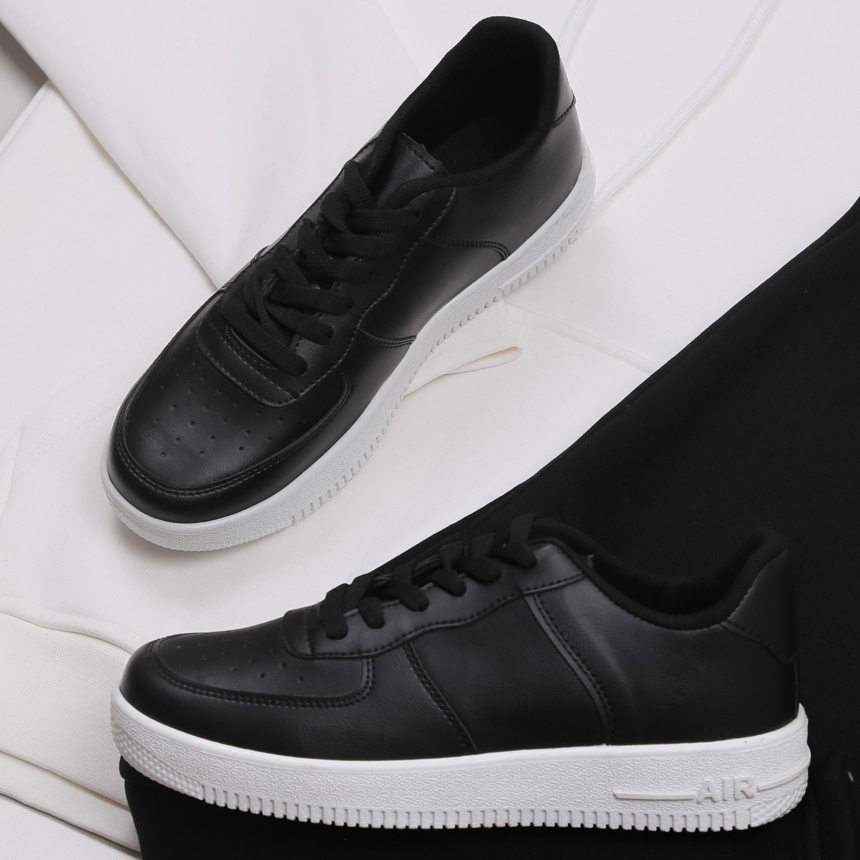 Beyaz Kapşonlu Sweatshirt Siyah Eşofman Altı Ayakkabı Kombini