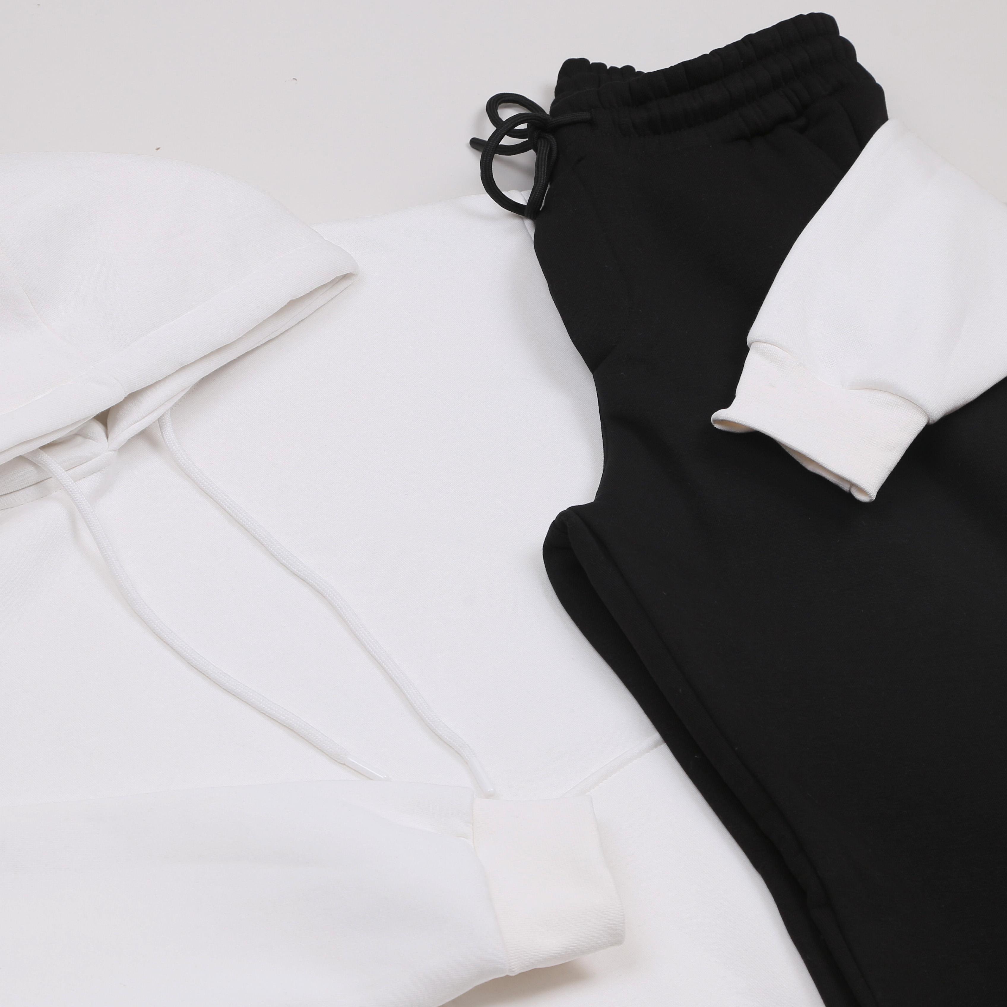 Beyaz Kapşonlu Sweatshirt Siyah Eşofman Altı Ayakkabı Kombini