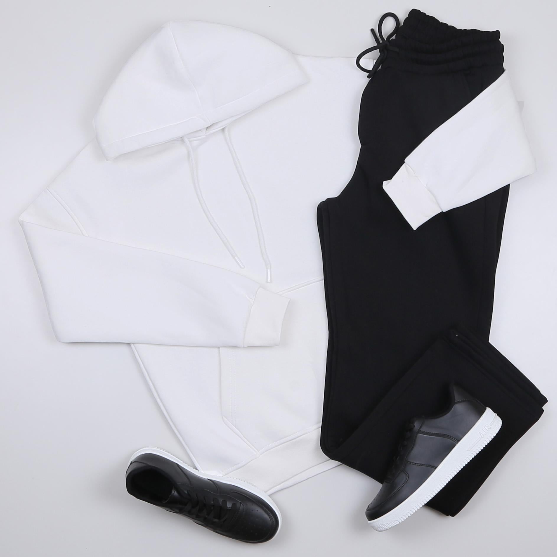 Beyaz Kapşonlu Sweatshirt Siyah Eşofman Altı Ayakkabı Kombini