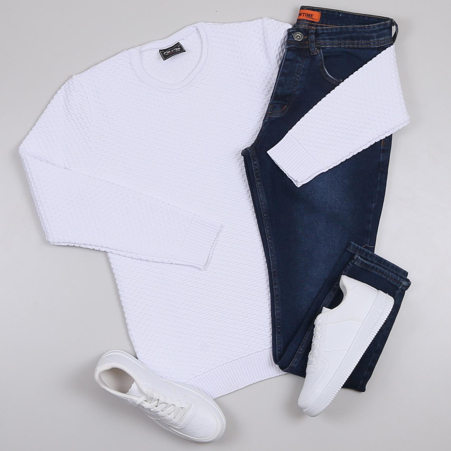 Beyaz Kazak Lacivert Kot Ayakkabı Kombini