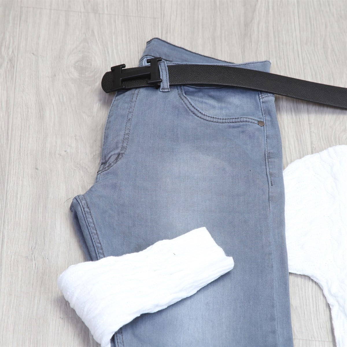 Beyaz Kazak Pantolon Ayakkabı Kombin