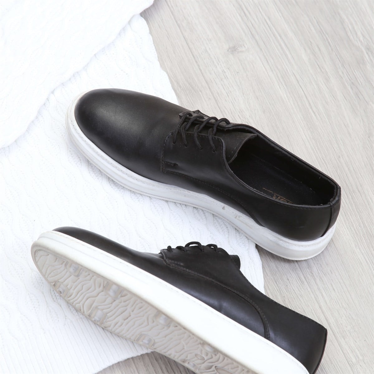 Beyaz Kazak Pantolon Ayakkabı Kombin