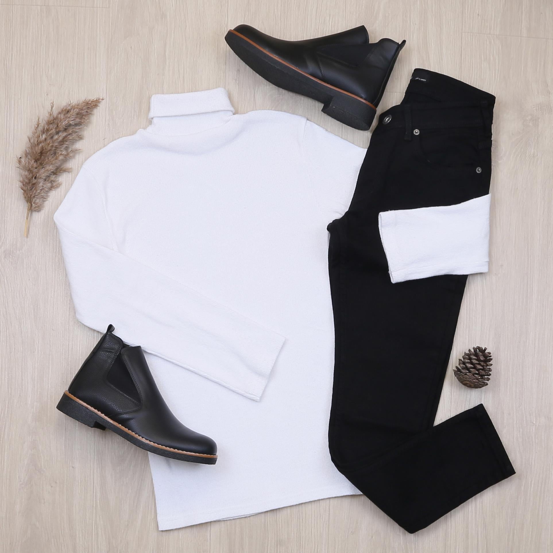 Beyaz Kazak Pantolon Bot Kombin