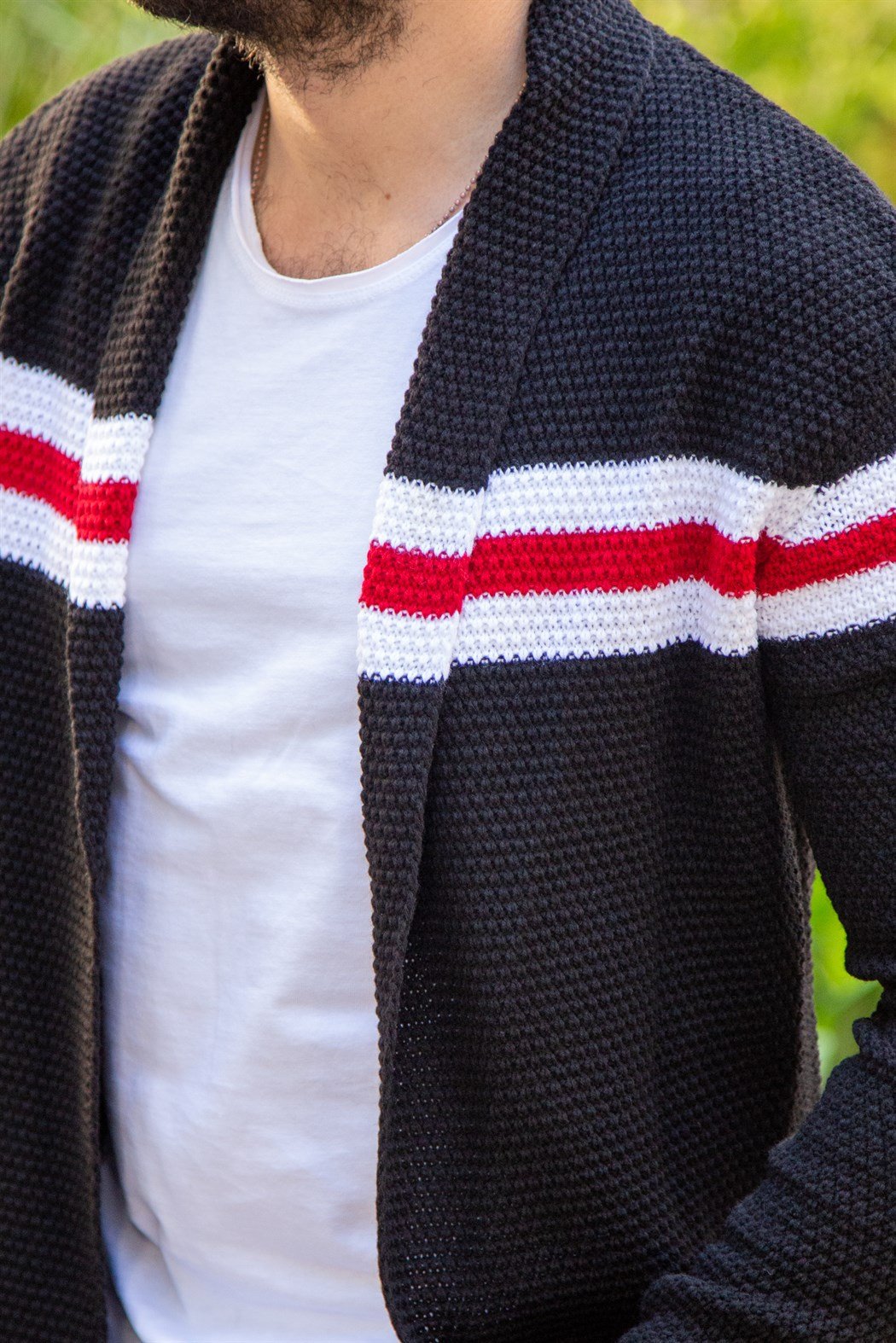 Beyaz kırmızı çizgili ince siyah örme hırka