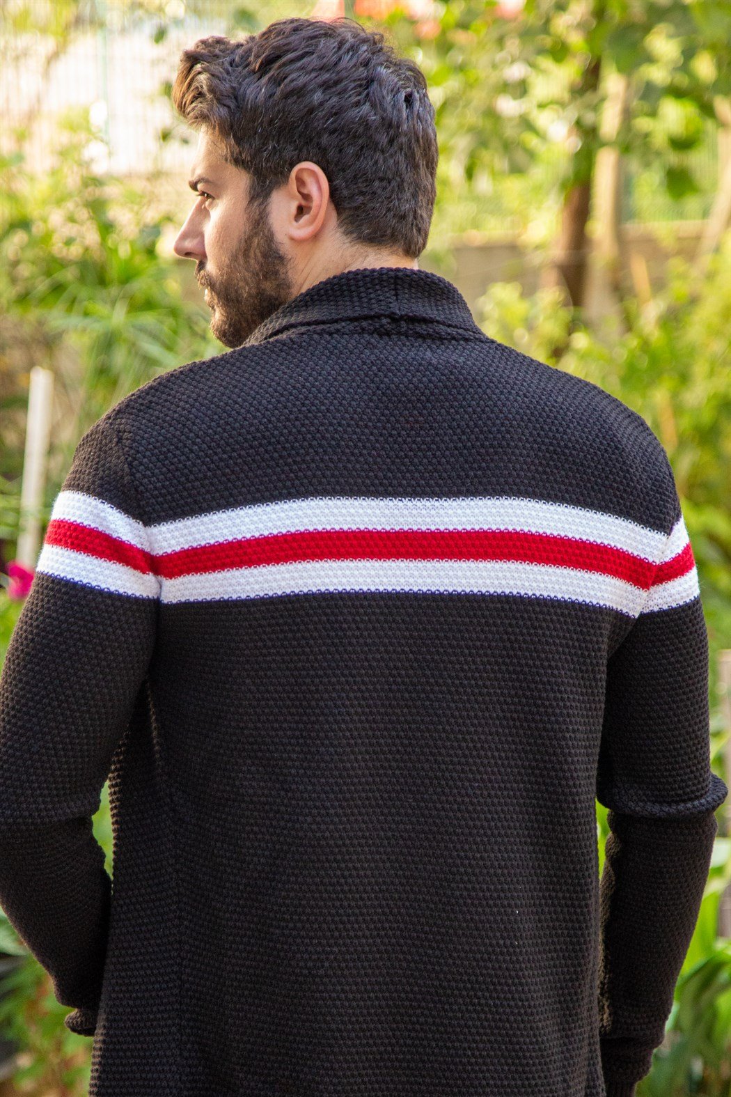 Beyaz kırmızı çizgili ince siyah örme hırka