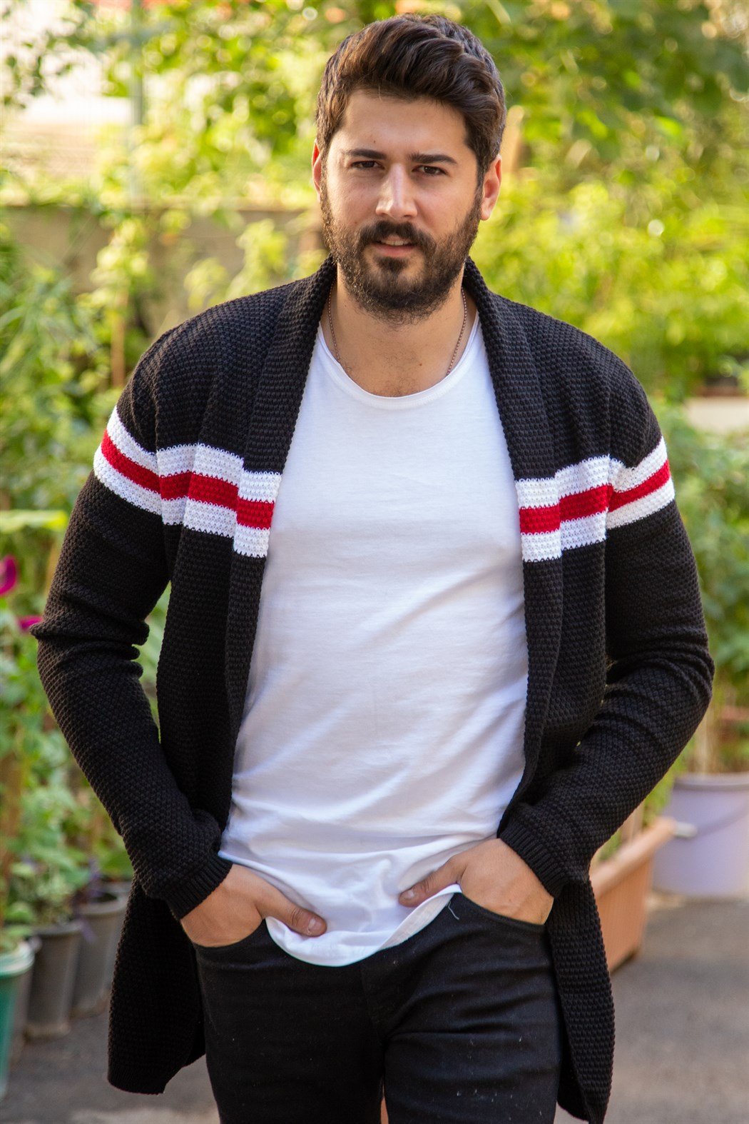 Beyaz kırmızı çizgili ince siyah örme hırka