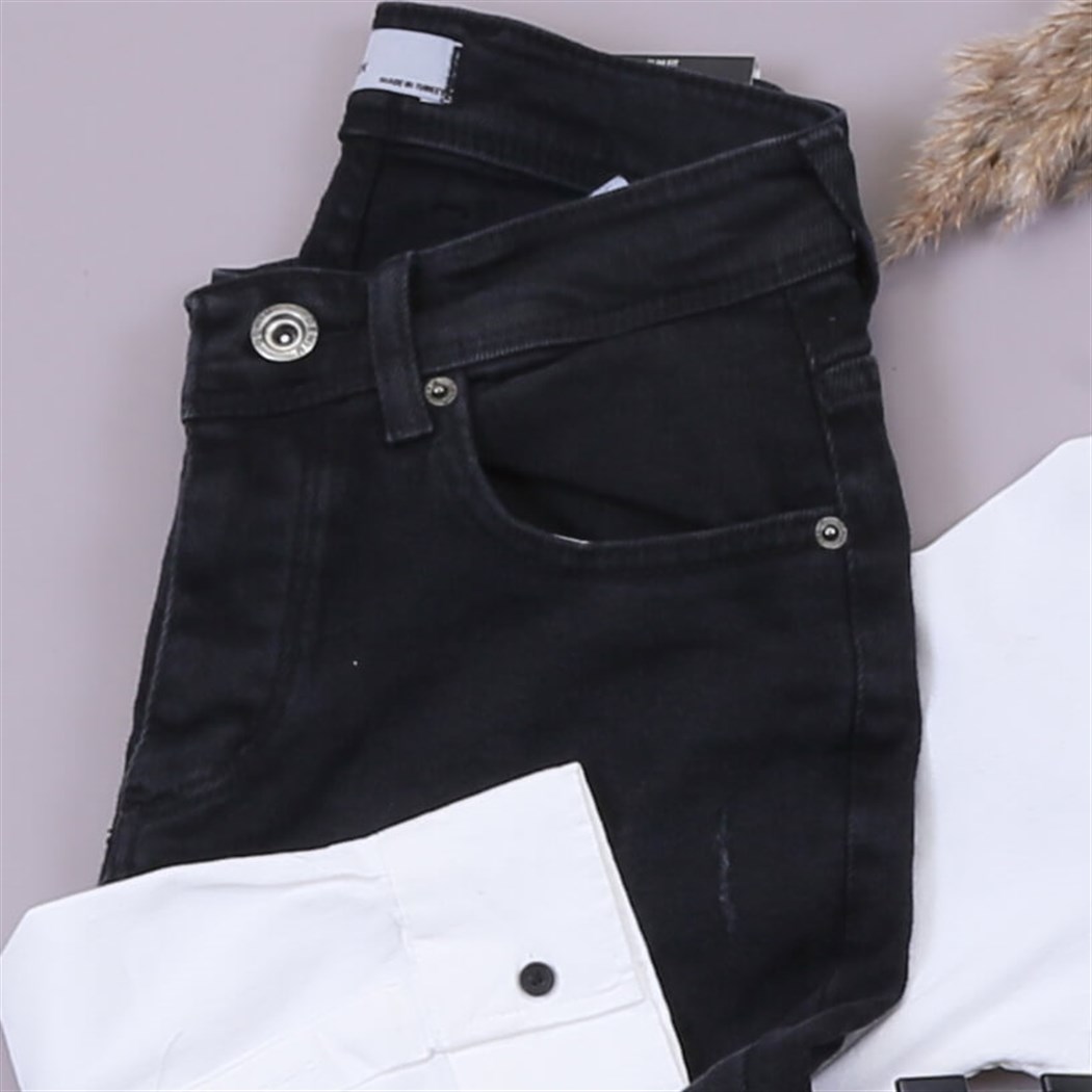 Beyaz Kot Gömlek Tisört Pantolon Bot Kombin