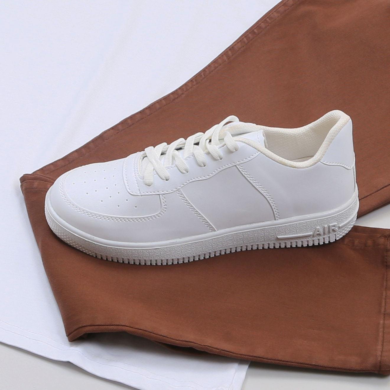 Beyaz Oversize Tişört Pantolon Ayakkabı Kombin