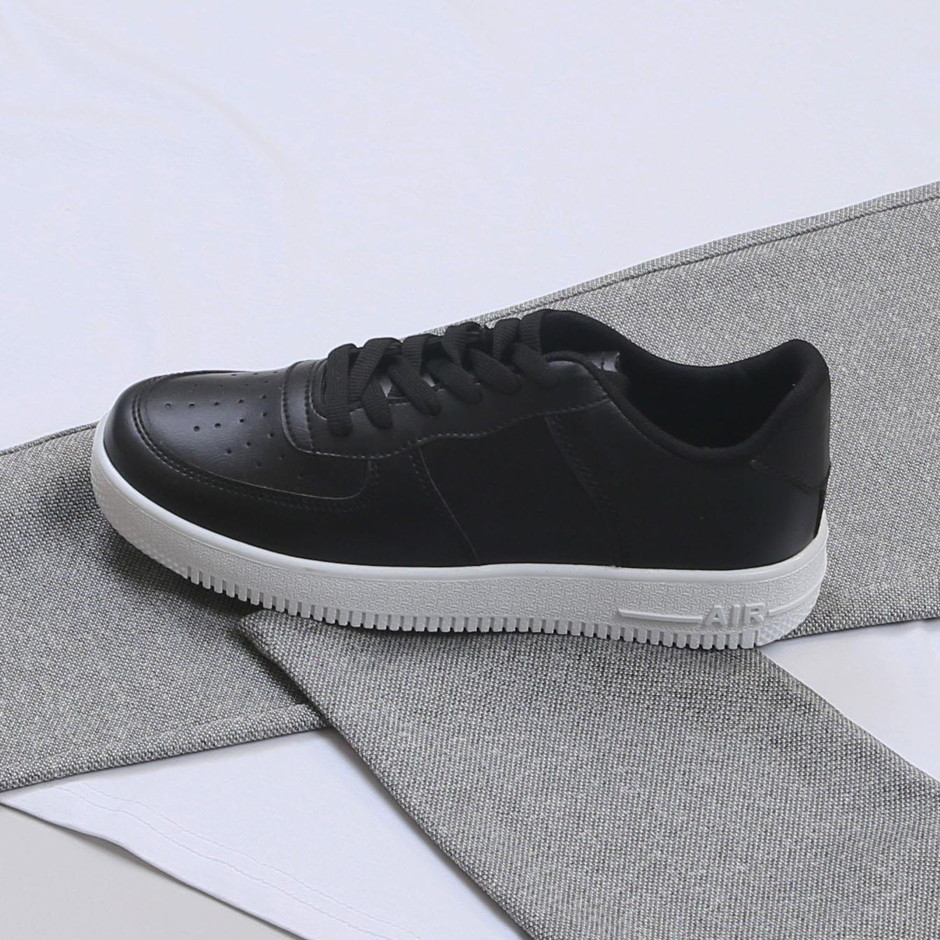 Beyaz Oversize Tişört Pantolon Ayakkabı Kombin