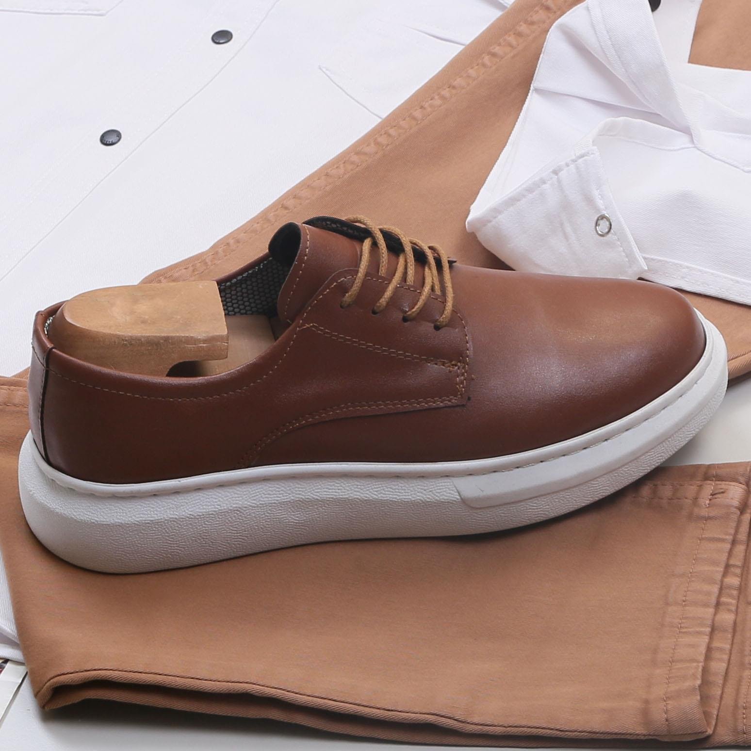 Beyaz Pamuklu Kot Gömlek Tişört Pantolon Ayakkabı Kombin