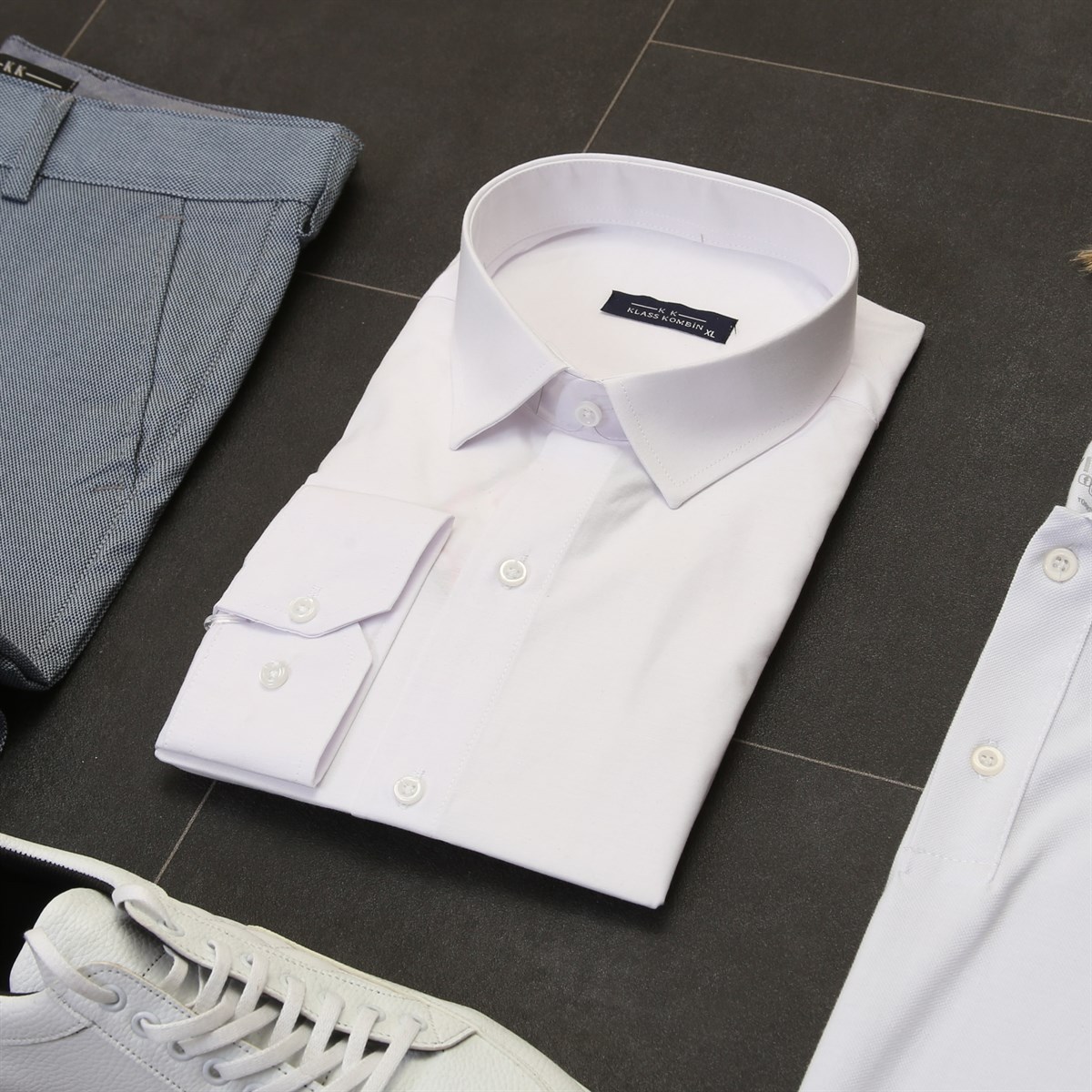 Beyaz Polo Yaka T-Shirt Gömlek Pantolon Ayakkabı Kombini