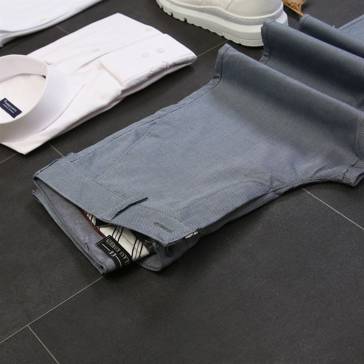 Beyaz Polo Yaka T-Shirt Gömlek Pantolon Ayakkabı Kombini